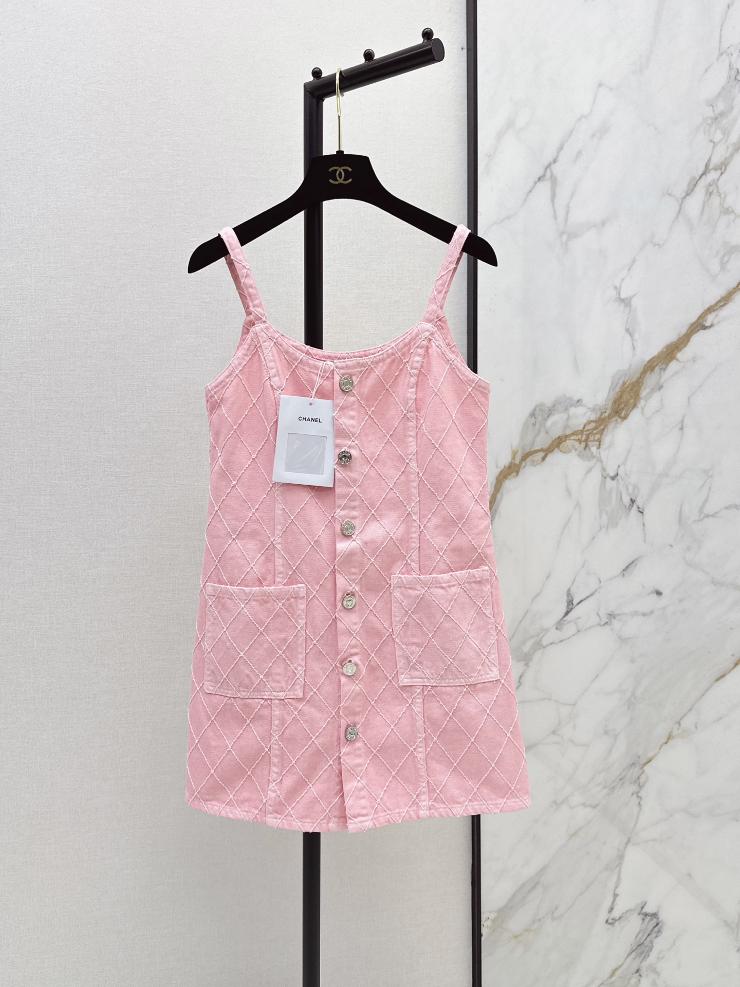NO:911760,C home 26Ss————The latest Coco beach series for spring and summer heavy embroidery diamond thread embroidery denim suspender dress for age-reducing girl style hibiscus pink double pocket design waist bag hip skirt version huge slimming upper body customized enzyme washed denim fabric bright summer beach white and rich beauty must-have single product organic cotton denim texture is awesome one color sml,,chanel,skirts,19860909C家 26Ss————春夏最新款Coco beach系列重工刺绣菱格线绣牛仔吊带连衣裙减龄少女风木槿粉 双口袋设计收腰包臀裙版型 上身巨显瘦 定制酵素洗水牛仔面料 明媚夏日海滩 白富美必入单品 有机纯棉牛仔质感超赞 一色sml,,chanel,skirts,,Women's clothing