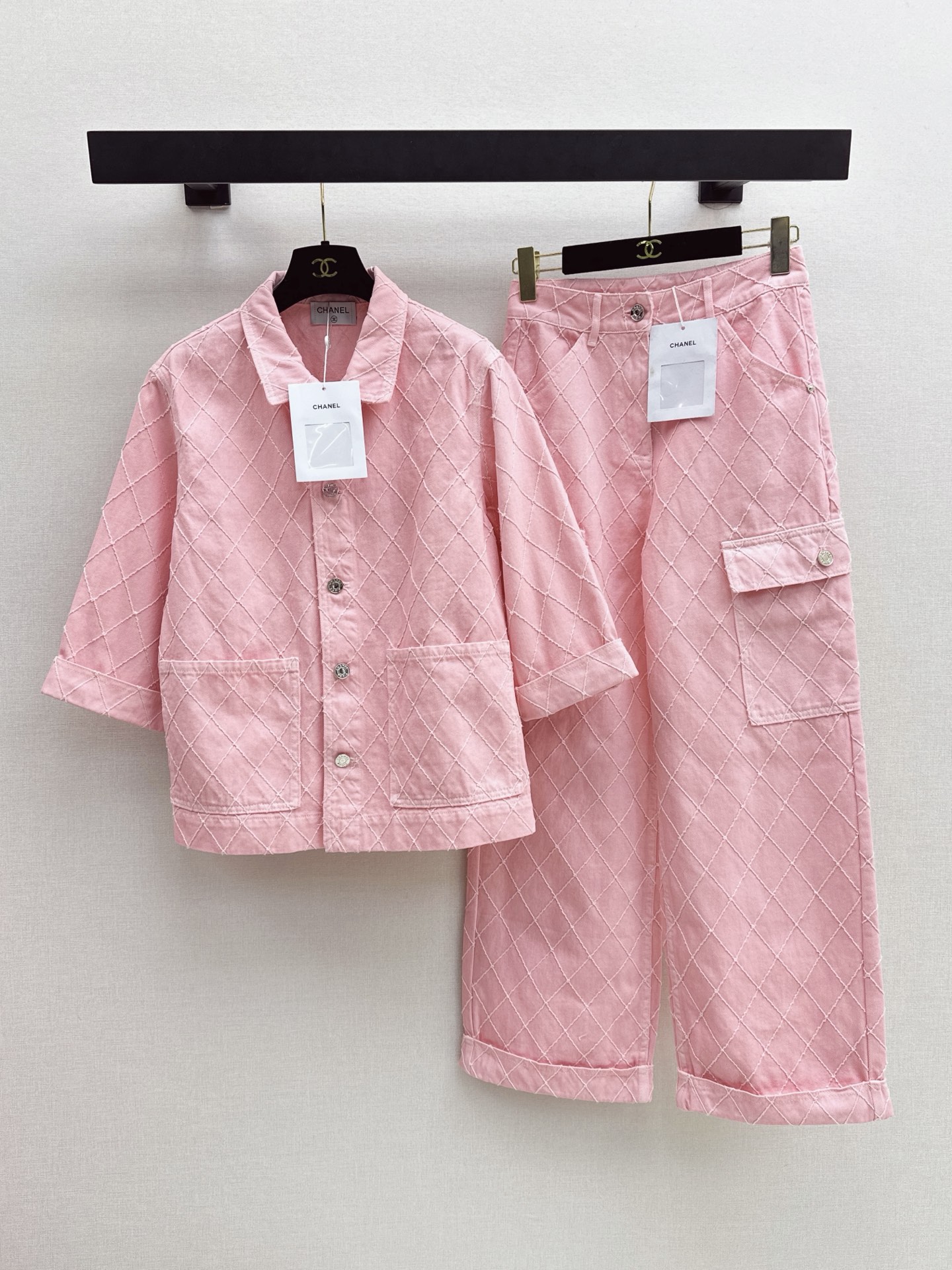 NO:911756,C Home 26Ss————The latest spring and summer Coco beach series heavy-duty embroidery diamond thread embroidery denim jacket for age-reducing girlish style hibiscus pink curled three-quarter sleeve design classic version slimming the upper body custom enzyme washed denim fabric bright summer beach white and rich beauty must-have item organic cotton denim texture is awesome nostalgic retro wash fashionable and advanced tone one color sml,,chanel,jackets & coats,19860909C家 26Ss————春夏最新款Coco beach系列重工刺绣菱格线绣牛仔外套减龄少女风木槿粉 卷边七分袖设计经典版型上身巨显瘦 定制酵素洗水牛仔面料 明媚夏日海滩 白富美必入单品 有机纯棉牛仔质感超赞 怀旧复古洗水时髦又高级的调调 一色sml,,chanel,jackets & coats,,Women's clothing