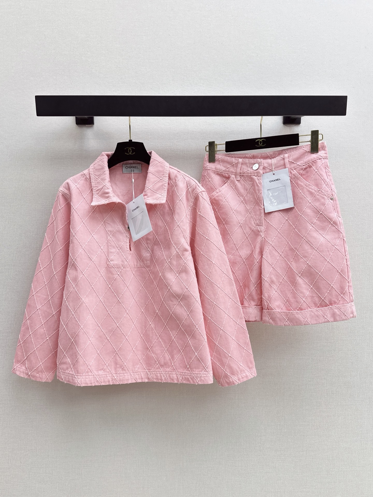 NO:911751,C Home 26Ss————The latest Coco beach series for spring and summer heavy embroidery diamond thread embroidery denim tops for age-reducing girlish style hibiscus pink curled three-quarter sleeves design classic version of the upper body slimming custom enzyme washed denim fabric bright summer beach white and rich beauty must-have single product organic cotton denim texture is awesome nostalgic retro wash fashionable and advanced tone one color sml,,chanel,19860909C家 26Ss————春夏最新款Coco beach系列重工刺绣菱格线绣牛仔上衣减龄少女风木槿粉 卷边七分袖设计经典版型上身巨显瘦 定制酵素洗水牛仔面料 明媚夏日海滩 白富美必入单品 有机纯棉牛仔质感超赞 怀旧复古洗水时髦又高级的调调 一色sml,,chanel,,Women's clothing