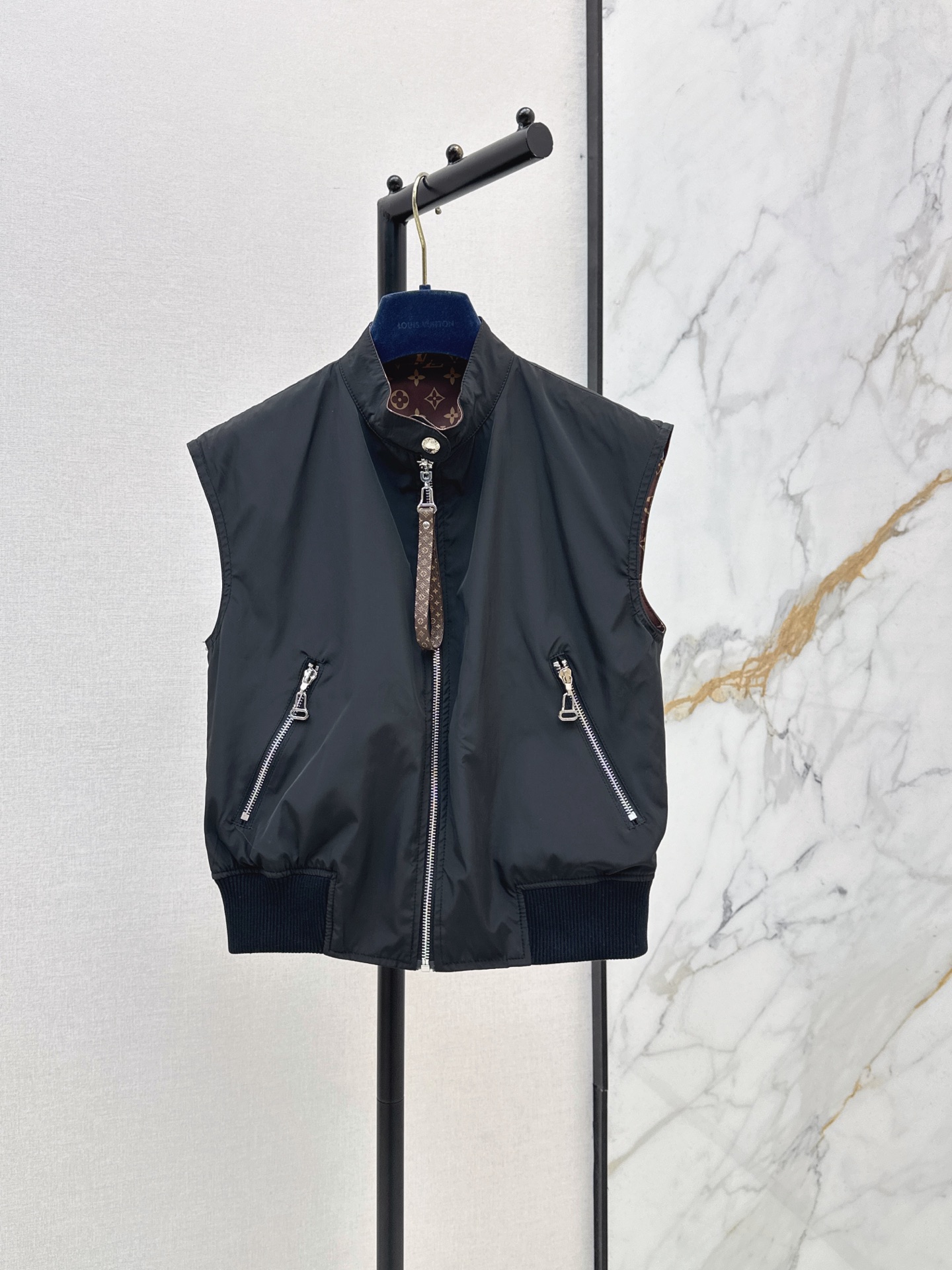NO:911749,L's 26Ss - the latest spring and summer reversible vest jacket, reversible, special material with a sense of texture, great attention to every small detail, just the right sense of high-end, three-dimensional tailoring, making the upper body of the garment more refined and western-style, custom molded decoration, the real thing is amazing, one color smlxl,, louis vuitton, jackets & coats,19860909L家 26Ss———春夏最新款双面可穿马甲外套双面可穿 特殊材质有肌理感 每个小细节都非常注重 恰到好处的高级感 立体剪裁 让成衣上身更为精致洋气 开模定制装饰 实物太赞啦 一色smlxl,,louis vuitton,jackets & coats,,Women's clothing