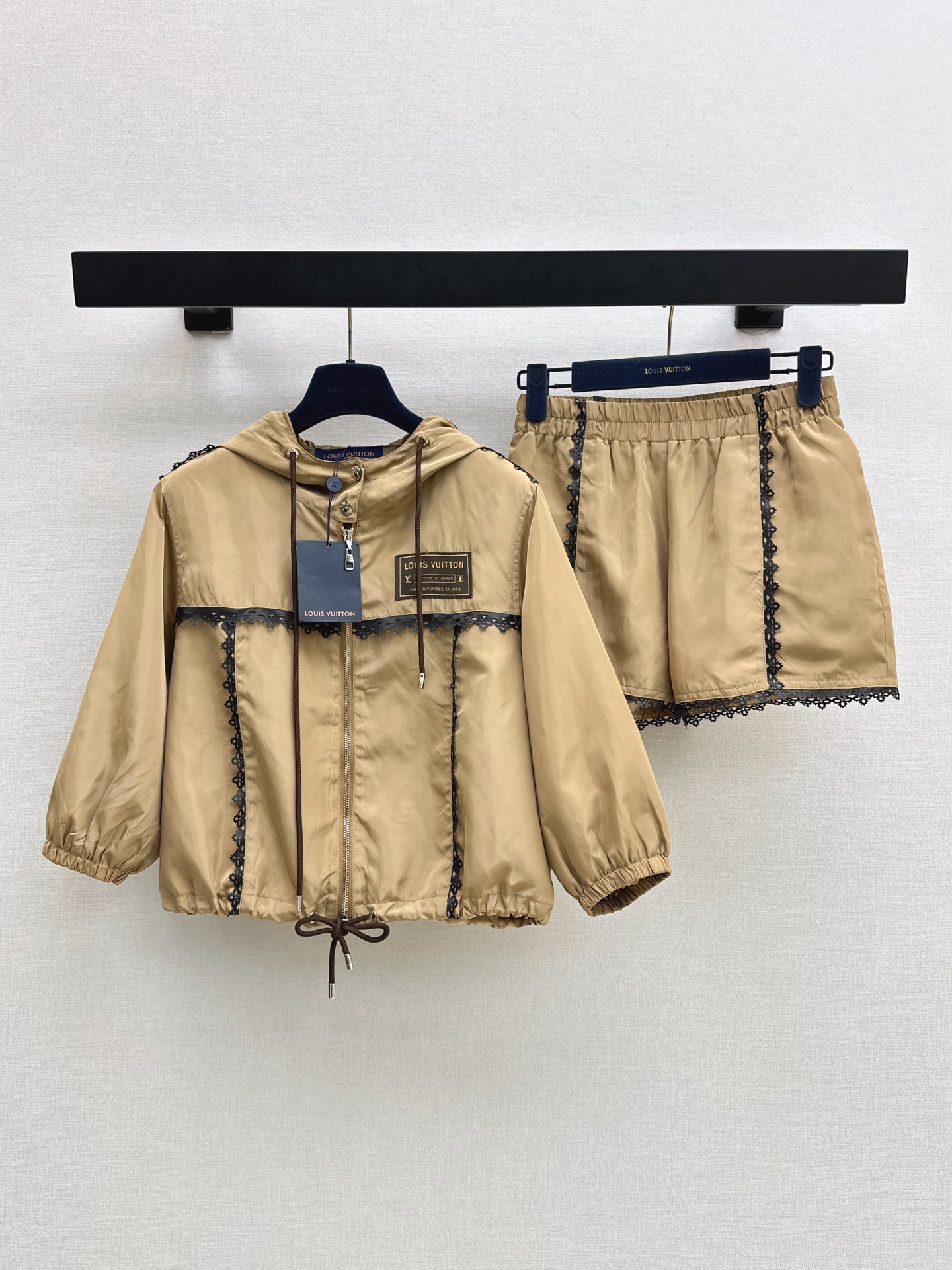 NO:911789,L Family 26Ss————The latest spring and summer MONOGRAM lace spliced ​​jacket suit with a girlish temperament and age-reducing mid-sleeve design jacket + elastic waist shorts. A set of upper body that is high-end, fashionable and stylish. The classic hooded version is versatile and not picky. One color sml,,louis vuitton,shorts,jackets & coats,jackets & coats,hats,19860909L家 26Ss————春夏最新款MONOGRAM蕾丝边拼接夹克套装气质少女减龄风中袖设计夹克外套+松紧腰短裤 一套上身高级时髦又拉风 经典连帽版型百搭不挑人 一色sml,,louis vuitton,shorts,jackets & coats,jackets & coats,hats,,Women's clothing