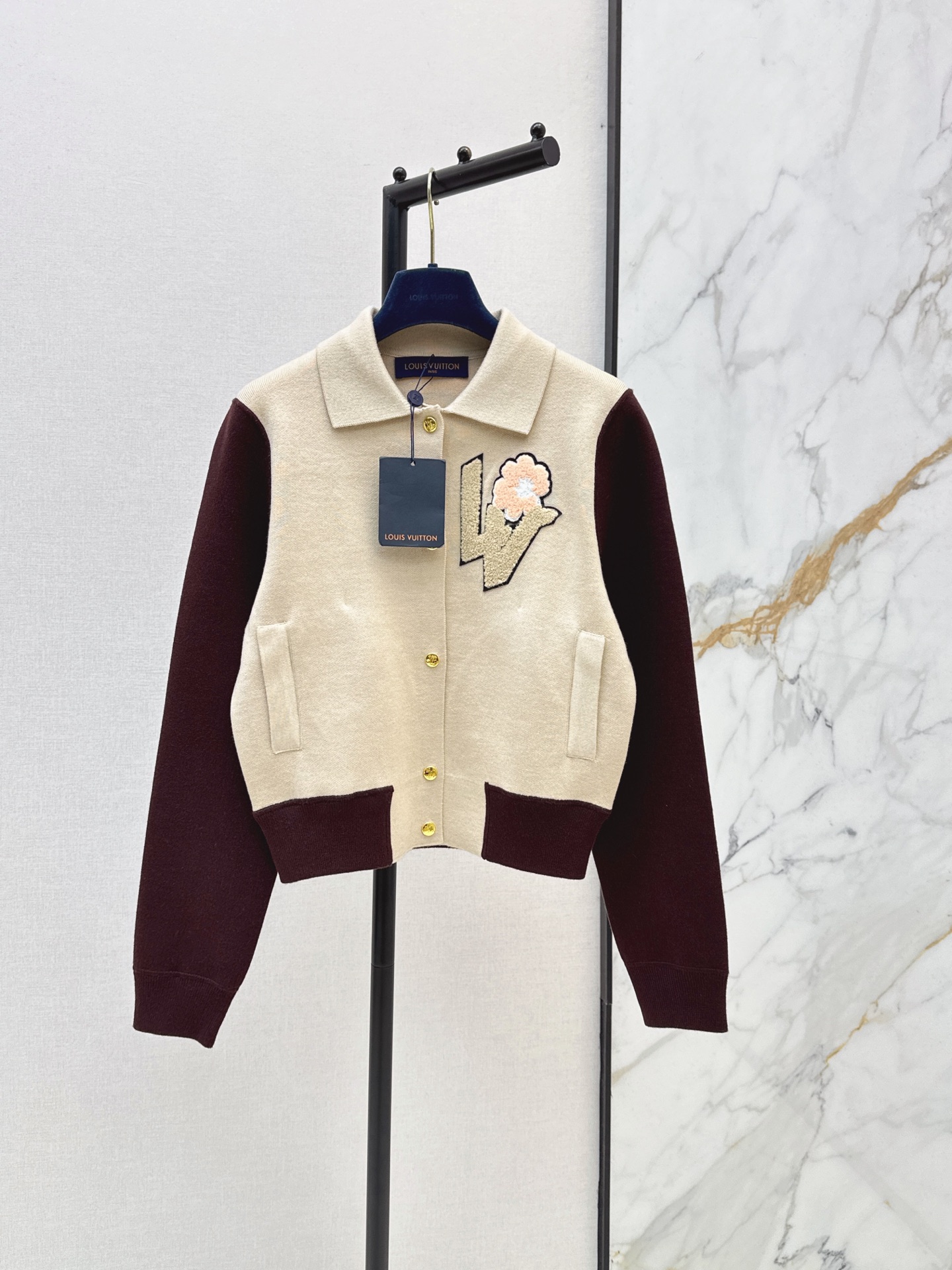 NO:911784,L's 26Ss - the latest early autumn color-blocking design knitted baseball jacket, towel flocking technology, coffee brown contrasting lapels + gold buckles, short version to look taller and slimmer, versatile and not flattering to the body, retro American light luxury style, essential for all seasons, one color sml,, louis vuitton, jackets & coats,19860909L家 26Ss———早秋最新款拼色设计针织棒球外套 毛巾植绒工艺 咖棕撞色翻领+金扣 短款版型显高又显瘦 百搭不挑身材 复古美式轻奢风 四季刚需款 一色sml,,louis vuitton,jackets & coats,,Women's clothing