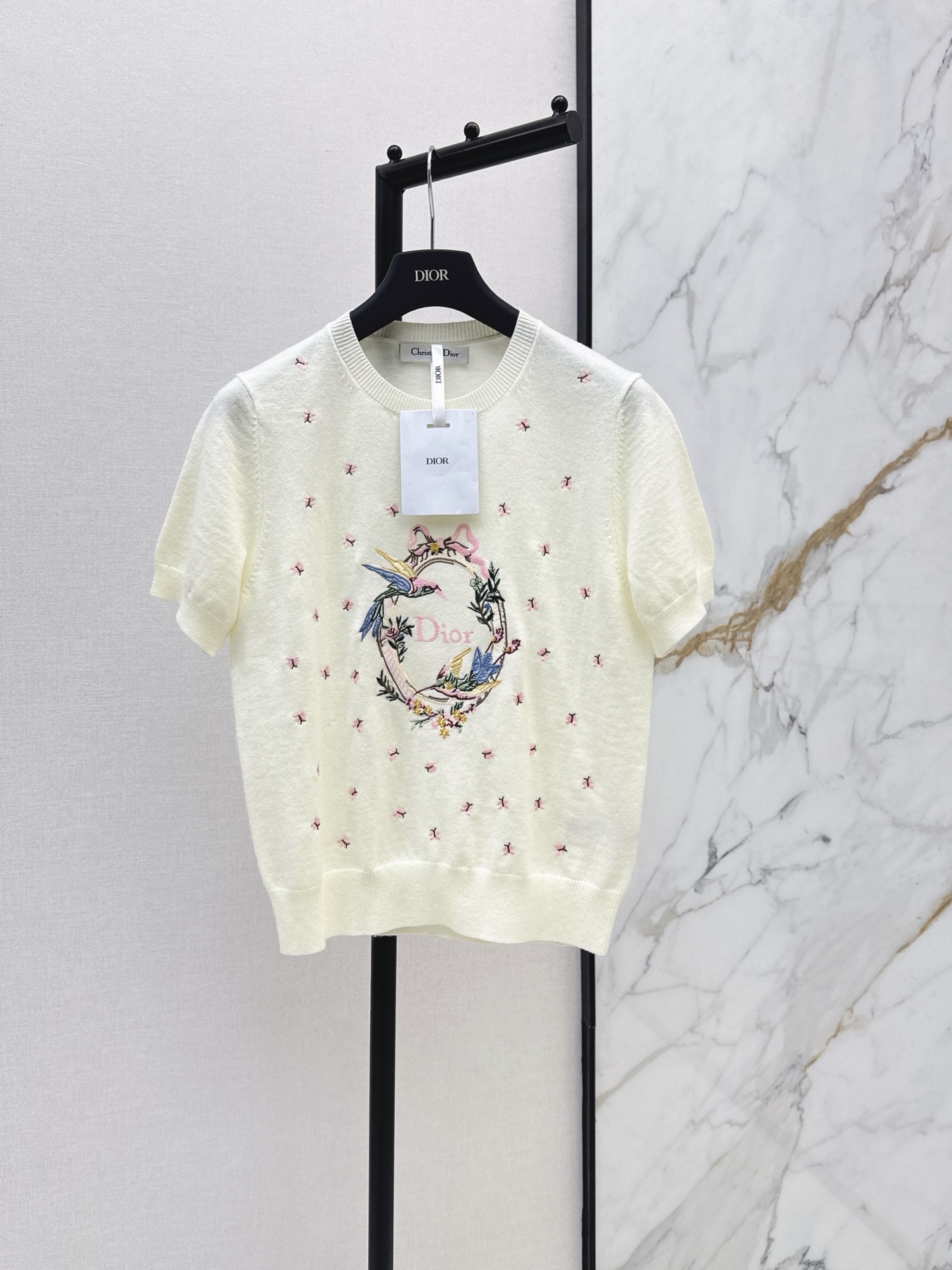 NO:911779,CD 26Ss————The latest heavy embroidery knitted short-sleeved sweater in early autumn is exquisite and light luxury. The pure milky white background weakens the publicity. The all-over flower and bird embroidery highlights the craftsmanship. The garland and bird embroidery on the chest are soft in color. The details are neatly arranged. The round neck does not pick up the face. The fit and short version optimizes the proportion. Suitable for daily wear alone in air-conditioned rooms with suits. Gentle and elegant without being artificial. One color sml,,sweaters,T-shirt,business suit,19860909CD 26Ss————早秋最新款重工刺绣针织短袖毛衣精致轻奢款 奶白纯净底色弱化张扬 满幅花鸟刺绣凸显工艺质感 胸口花环飞鸟刺绣色彩柔和 细节走线工整 圆领不挑脸型 合身微短版型优化比例 日常单穿空调房内搭西装都合适 温柔显贵不刻意 一色sml,,sweaters,T-shirt,business suit,,Women's clothing