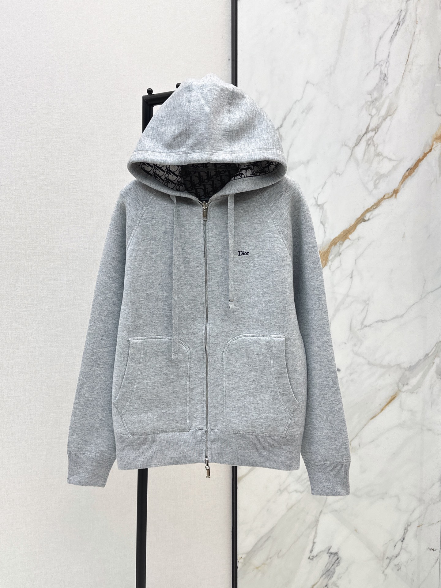 NO:911774,CD 26Ss————The latest high-grade presbyopic logo zipper cashmere jacket for men and women in early autumn. Double-woven letter weaving technology. Customized hardware accessories and embroidered letters are low-key and luxurious. The hooded design is fashionable and advanced!  A must-have for Bai Fumei. The same classic fit for men and women. Doesn’t look slimming on the upper body. Swiss machine embroidery stitching technology. Imported cashmere wool yarn double-sided jacquard fabric. Two-color SML, jackets & coats, hats,19860909CD 26Ss————早秋最新男女同款高级老花logo拉链羊绒外套 双织字母提织工艺 定制五金配件刺绣字母低调奢华 连帽设计时髦又高级！白富美必入 男女同款经典版型 不挑人上身巨显瘦 瑞士机刺绣缝盘工艺 进口羊绒羊毛纱线双面提花面料 两色sml,,jackets & coats,hats,,Women's clothing