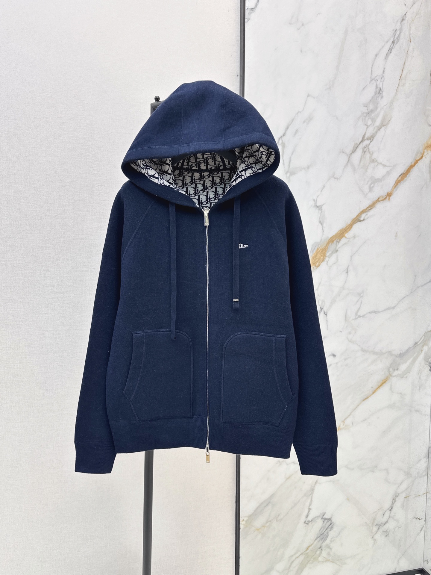 NO:911769,CD 26Ss————The latest high-grade presbyopic logo zipper cashmere jacket for men and women in early autumn. Double-woven letter weaving technology. Customized hardware accessories and embroidered letters are low-key and luxurious. The hooded design is fashionable and advanced!  A must-have for Bai Fumei. The same classic version for men and women. Doesn’t look slimming on the upper body. Swiss machine embroidery sewing plate technology. Imported cashmere wool yarn double-sided jacquard fabric. Two-color sml l,, jackets & coats, hats,19860909CD 26Ss————早秋最新男女同款高级老花logo拉链羊绒外套 双织字母提织工艺 定制五金配件刺绣字母低调奢华 连帽设计时髦又高级！白富美必入 男女同款经典版型 不挑人上身巨显瘦 瑞士机刺绣缝盘工艺 进口羊绒羊毛纱线双面提花面料 两色sml l,,jackets & coats,hats,,Women's clothing