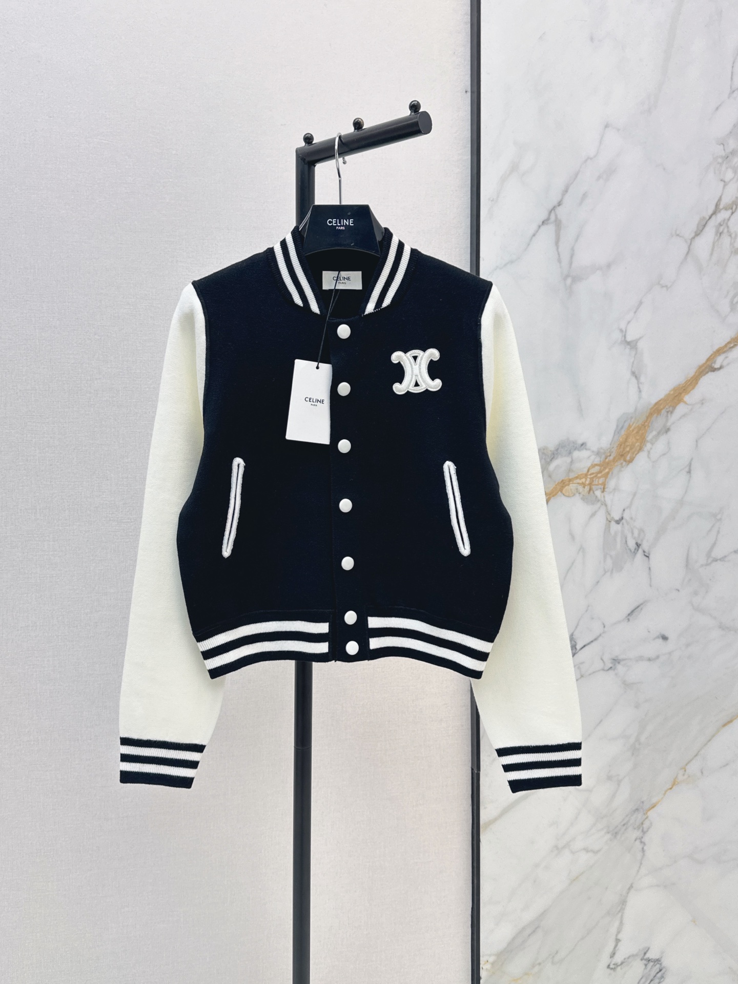 NO:911764,Ce 26Ss————The latest classic black and white contrasting knitted baseball jacket in autumn and winter. Classic black and white contrasting Teddy version. Timeless evergreen style. Three-dimensional embroidered Arc de Triomphe is the soul of the whole piece. The details and texture are full of slim-fitting short tailoring. Optimized body lines. No difficulty in daily wear. Wool yarn is crisp and stylish. Single American retro + French light luxury. Suitable for commuting, dating and outing. One color sml,,jackets & coats,19860909Ce 26Ss————秋冬最新款经典黑白撞色针织棒球服外套经典黑白撞色Teddy版型 永不过时的常青款 立体刺绣凯旋门是整件的灵魂 细节质感拉满修身短款剪裁 优化身形线条.日常穿搭零难度 羊毛纱线挺括有型 单美式复古+法式轻奢结合 通勤约会出游都合适 一色sml,,jackets & coats,,Women's clothing