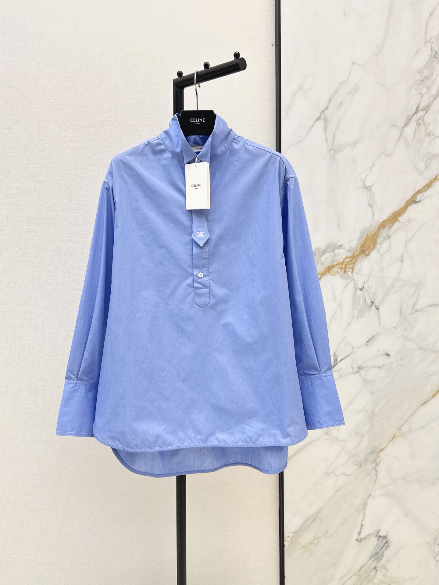 NO:911759,Ce 26Ss————The latest stand-collar loose shirt in early autumn, low-key luxury three-dimensional tailoring, streamlined line design, noble and elegant, and full of gentle and intellectual temperament. Imported special materials will be amazing when you receive it. The texture of the customized fabric is awesome. One color sml,, shirts,19860909Ce 26Ss————早秋最新款立领宽松衬衫低调奢华立体剪裁 精简线条感设计 高贵典雅又尽显温柔知性的气质 进口特殊材质 收到手会很惊艳 定制面料质感超赞 一色sml,,shirts,,Women's clothing