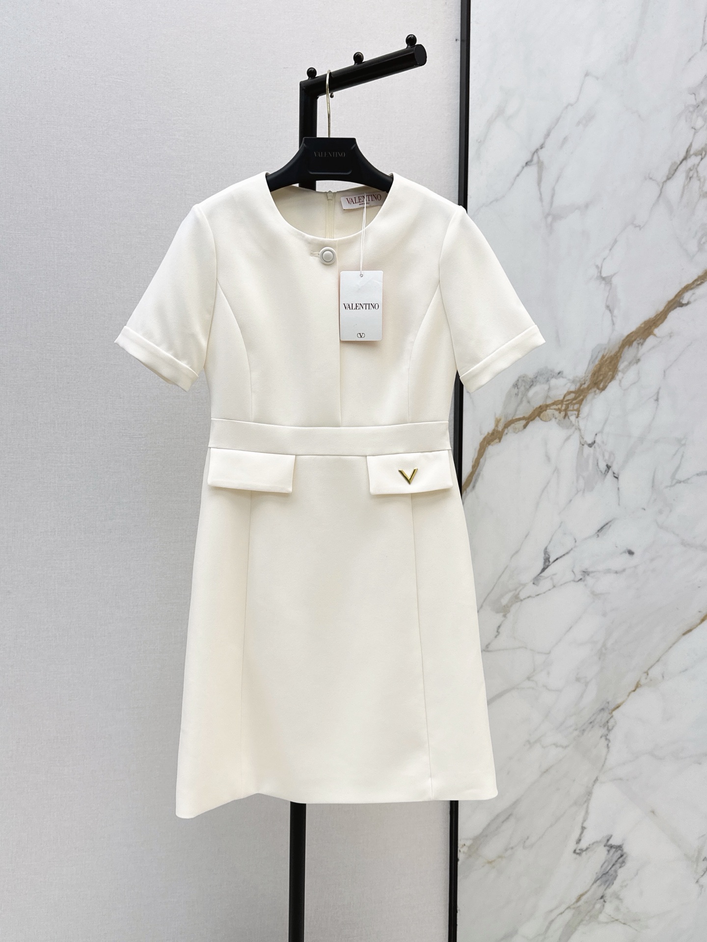 NO:911746,VLTN 26Ss————The latest classic round neck short-sleeved dress in early autumn with V metal logo decoration. Three-dimensional tailoring to tighten the waist. Slim fit and slim temperament for commuting. Customized fabrics with good stiffness. Two-color smlxl, skirts, T-shirt,19860909VLTN 26Ss————早秋最新款经典圆领短袖连衣裙V金属logo装饰 立体剪裁收腰 修身显瘦气质通勤 定制面料挺括感很好 两色smlxl,,skirts,T-shirt,,Women's clothing