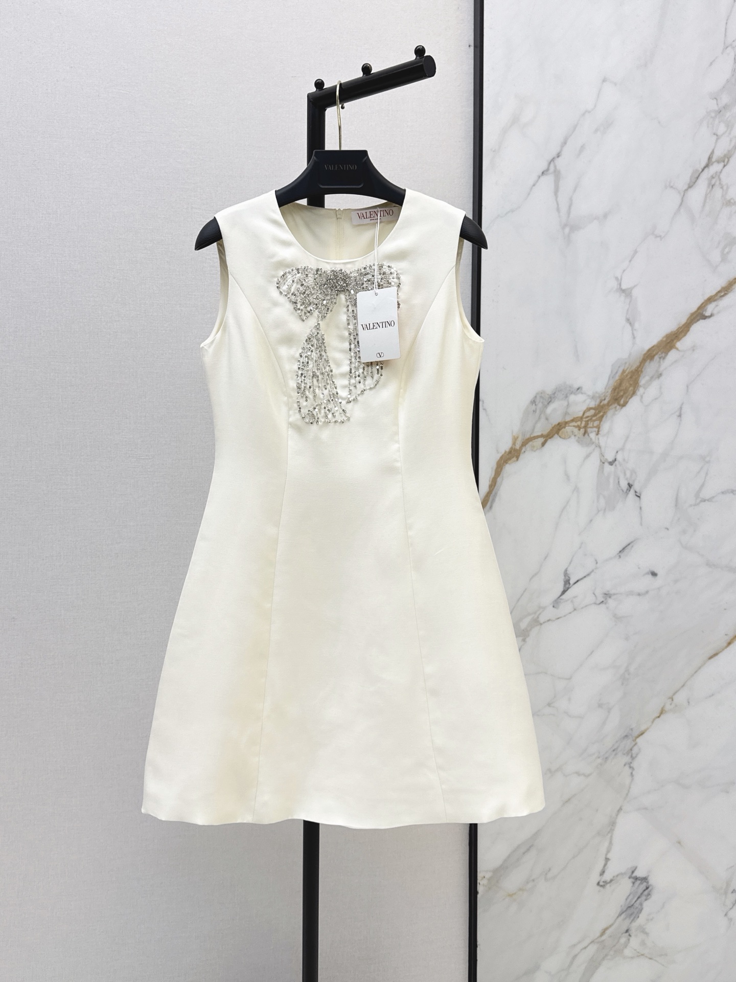 NO:911745,VLTN 26Ss————The latest spring and summer bow-tie studded sleeveless dress. Hepburn style design. Elegant retro temperament. Handmade details studded. Sleeveless design. Waist cut to show body curves. Refreshing and decent to wear in summer. Exquisite details. Suitable for afternoon tea, dinner and other occasions. Two-color smlxl l,,skirts,19860909VLTN 26Ss————春夏最新款蝴蝶结钉钻无袖连衣裙 赫本风设计 优雅复古气质满分 手工细节钉钻 无袖设计 收腰剪裁超显身材曲线 夏天穿清爽又得体 细节精致 适合下午茶 晚宴等多场合穿搭 两色smlxl l,,skirts,,Women's clothing