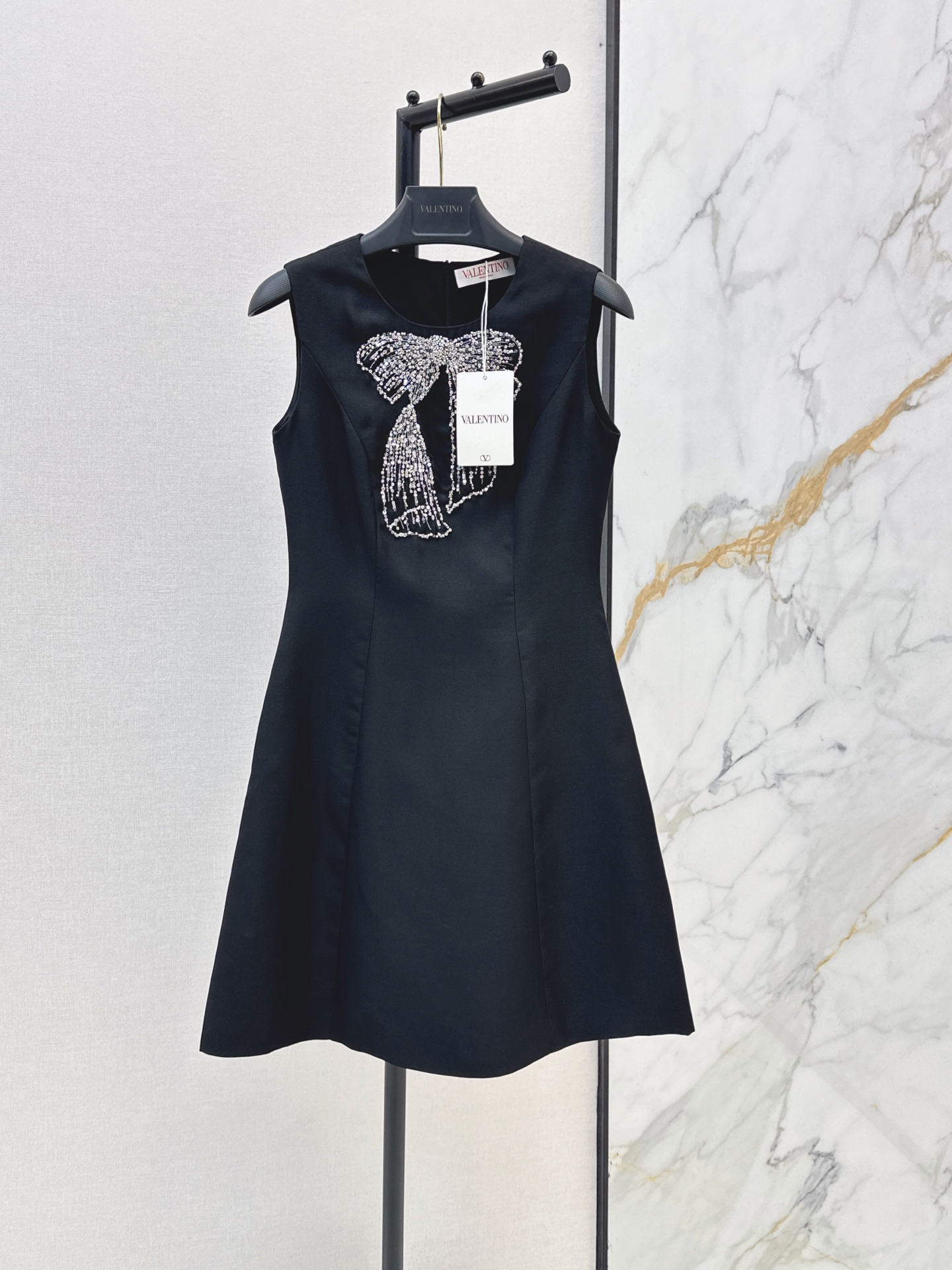 NO:911740,VLTN 26Ss————The latest bow-tie studded sleeveless dress for spring and summer. Hepburn style design. Elegant retro temperament. Handmade details studded. Sleeveless design. Waist cut to show body curves. Refreshing and decent to wear in summer. Exquisite details. Suitable for afternoon tea, dinner and other occasions. Two-color smlxl,,skirts,19860909VLTN 26Ss————春夏最新款蝴蝶结钉钻无袖连衣裙 赫本风设计 优雅复古气质满分 手工细节钉钻 无袖设计 收腰剪裁超显身材曲线 夏天穿清爽又得体 细节精致 适合下午茶 晚宴等多场合穿搭 两色smlxl,,skirts,,Women's clothing