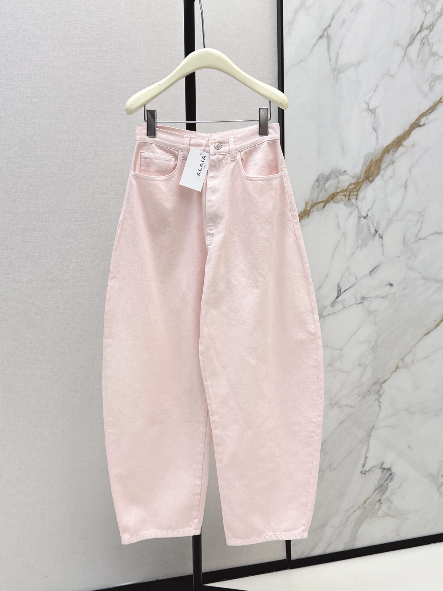 NO:911730,Fashionable and exquisite outfit Ala 26Ss————The latest light pink washed jeans for early autumn. The brand’s tonal curved scimitar cut design on the upper body is A-popular. The classic mid-high waist version is not picky, versatile and fashionable. The hip-raising rear waist design makes the upper body super slim. Low-saturation soft mist light pink. Gentle and cool imported washed denim fabric. The texture is quite wide and stylish. One color sml,,jeans,19860909时髦精穿搭 Ala 26Ss————早秋最新款浅粉色洗水牛仔裤品牌调性弧形弯刀剪裁设计上身A爆啦 经典中高腰版型不挑人百搭又时髦 提臀后腰设计上身超显瘦 低饱和度的柔雾浅粉 温柔又清冷进口洗水牛仔面料 质感挺阔有型 一色sml,,jeans,,Women's clothing