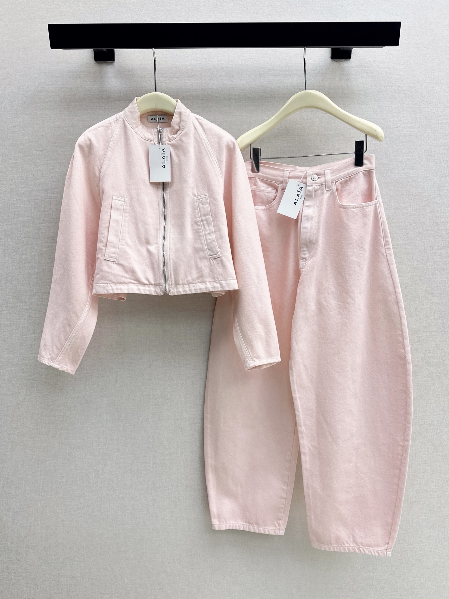 NO:911726,Fashionable and exquisite outfit Ala 26Ss - the latest light pink washed denim curved jacket for early autumn. The coat has a small stand-up collar and curved raglan sleeves with a three-dimensional design. The wide strap on the back tightens the waist and the upper body is not flattering. Versatile and fashionable. Handsome and sweet. Low saturation soft mist light pink. Gentle and cool imported washed denim fabric. The texture is quite wide and stylish. One color sml,,jackets & coats,jackets & coats,19860909时髦精穿搭 Ala 26Ss————早秋最新款浅粉色洗水牛仔弧形夹克外套小立领弧形插肩袖设计立体感 后背的宽袢带收腰版型上身不挑人 百搭又时髦 帅气十足可甜可盐 低饱和度的柔雾浅粉 温柔又清冷进口洗水牛仔面料 质感挺阔有型 一色sml,,jackets & coats,jackets & coats,,Women's clothing