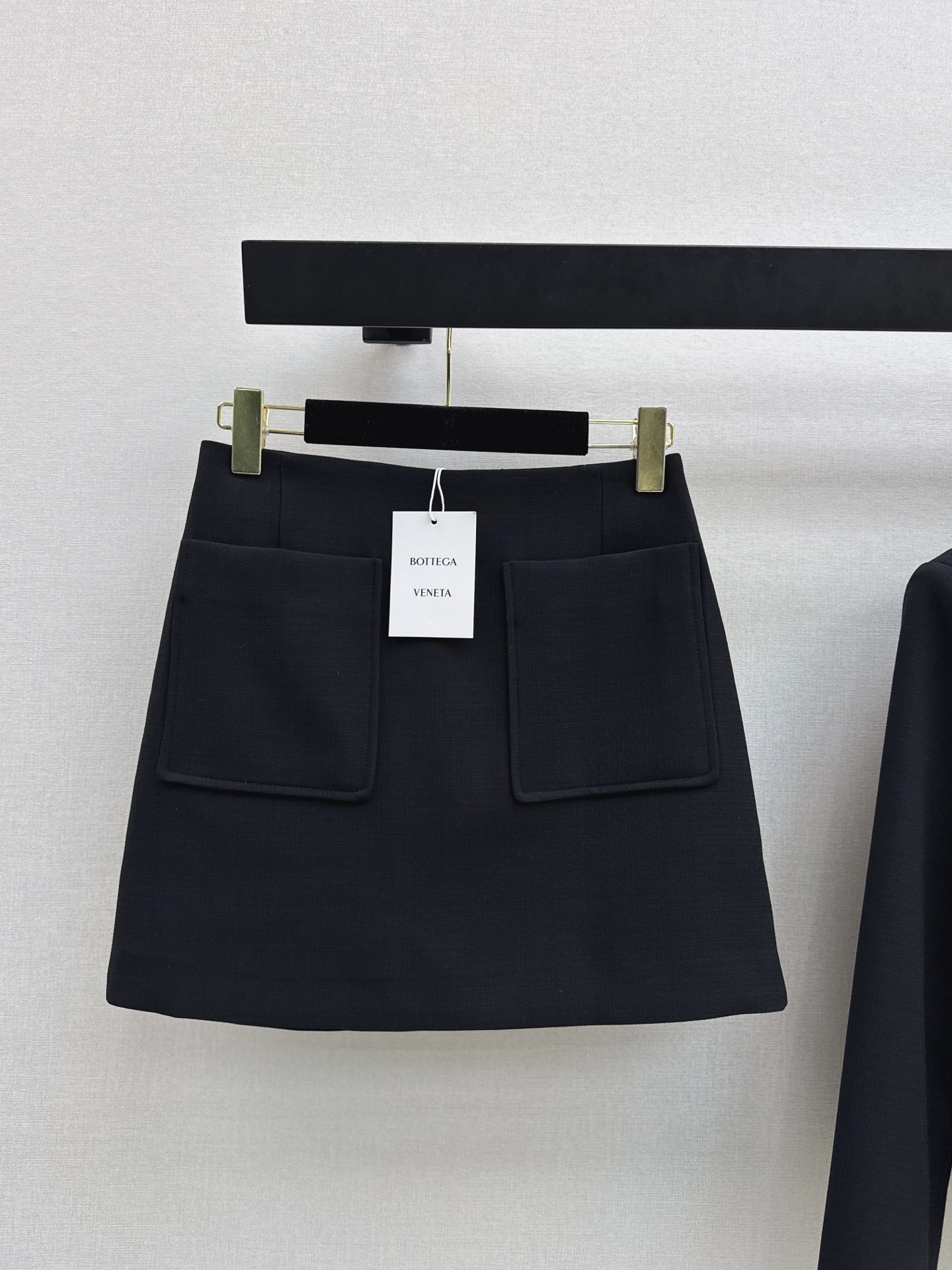 NO:911722,Exclusive debut Bv 26Ss————The latest temperament suit in early autumn, four-pocket gold-button decorated jacket + A-line skirt. Exclusively customized fabric with texture on the surface. Light and yet stiff. The color is correct. The upper body is very white. The set is visually very slim. It has a high-end temperament. It is fashionable and elegant. It can be used for daily commuting. The two colors are separated. sml,,bottega veneta,skirts,jackets & coats,19860909独家首发 Bv 26Ss————早秋最新款气质套装四口袋金扣装饰外套+A字半裙 独家定制的面料 表面带有纹理 轻薄不失挺括感 颜色很正 上身是很显肤色白的 一套搭配视觉上很显瘦 高级有气质感 时髦又有优雅范 通勤日常皆可 两色分开发 sml,,bottega veneta,skirts,jackets & coats,,Women's clothing