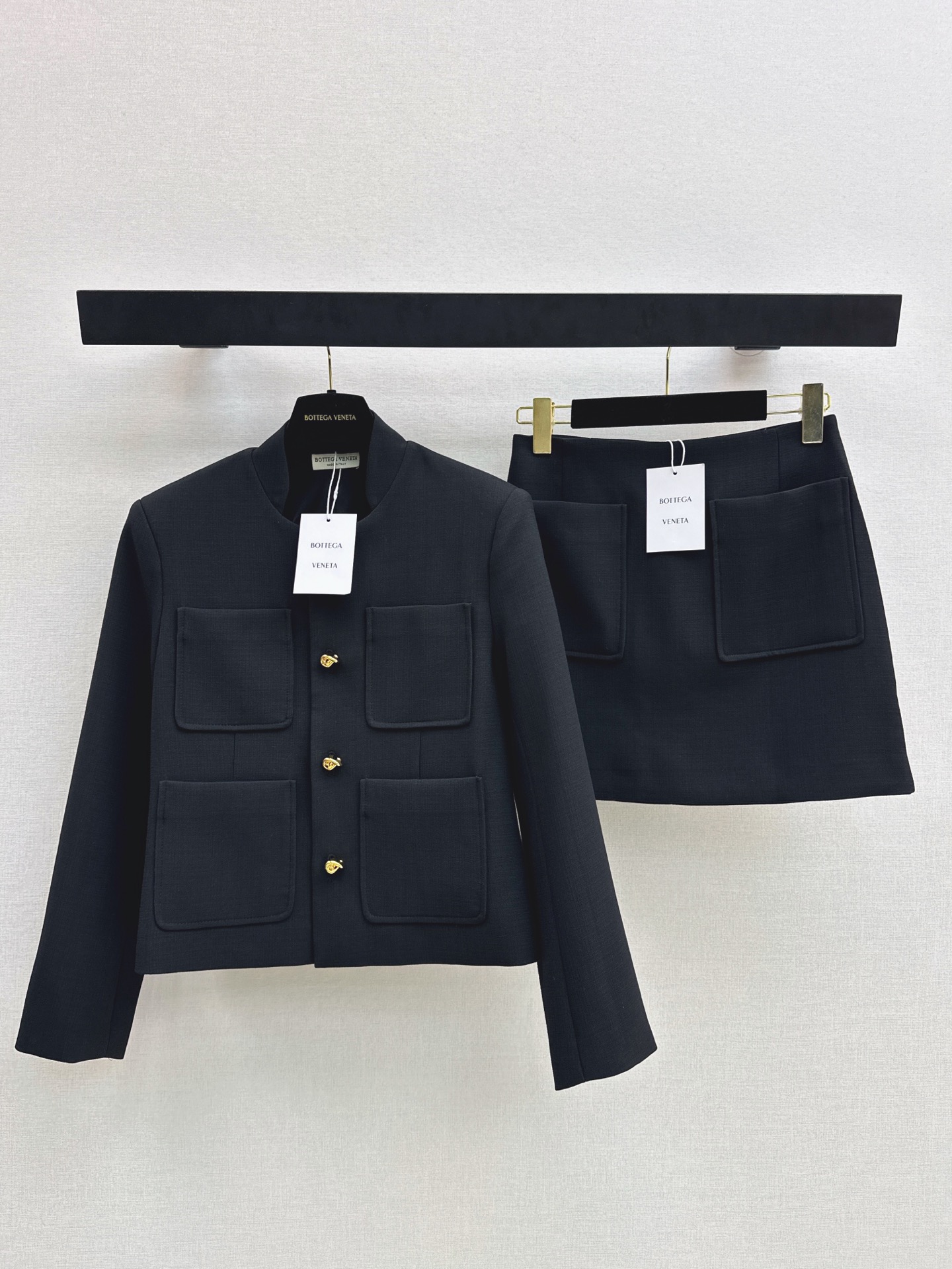 NO:911718,Exclusive debut Bv 26Ss————The latest temperament suit in early autumn, four-pocket gold-buckle decorated jacket + A-line skirt. Exclusively customized fabric with texture on the surface. Light and yet stiff. The color is correct. The upper body is very white. The set is visually very slim. It is high-end and elegant. It is fashionable and elegant. It can be used for daily commuting. Two colors are separated. SML jackets, Bottega Veneta, skirts, jackets & coats,19860909独家首发 Bv 26Ss————早秋最新款气质套装四口袋金扣装饰外套+A字半裙 独家定制的面料 表面带有纹理 轻薄不失挺括感 颜色很正 上身是很显肤色白的 一套搭配视觉上很显瘦 高级有气质感 时髦又有优雅范 通勤日常皆可 两色分开发 sml 外套,,bottega veneta,skirts,jackets & coats,,Women's clothing