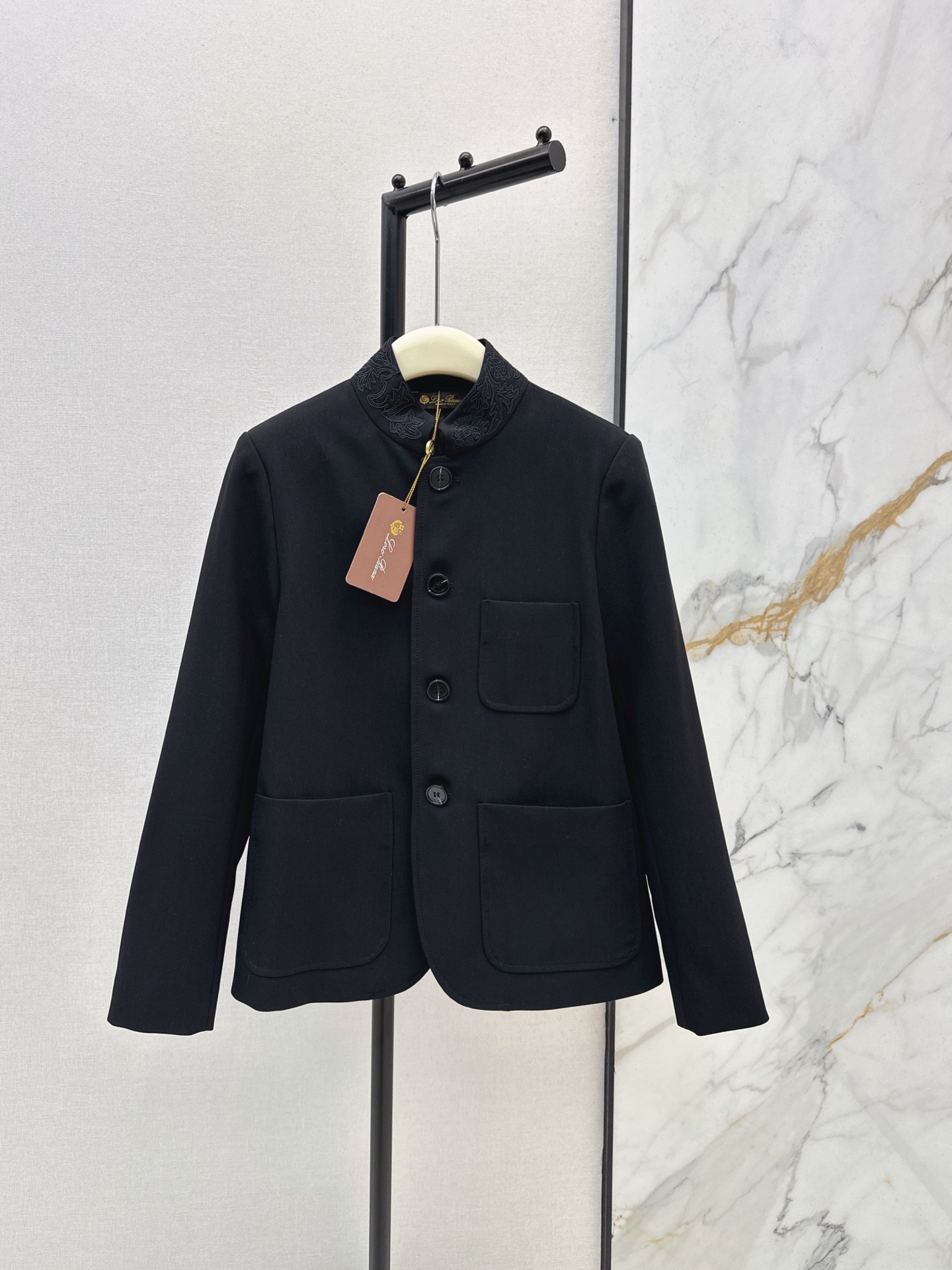 NO:911713,High-intellectual wear LP 26Ss - the latest minimalist high-intellectual wear stand-up collar jacket in early autumn. The Chinese style small stand-up collar H version creates an elegant, intellectual, casual and high-end sense for commuting. Highly recommended for classic and versatile items. Imported fabrics have exquisite texture and are awesome. One color sml,,loro piana,jackets & coats,jackets & coats,19860909高智感穿搭 LP 26Ss————早秋最新款极简高智感穿搭立领夹克外套中式小立领H版型打造优雅知性休闲通勤高级感 强烈推荐经典百搭单品 进口面料细腻质感超赞 一色sml,,loro piana,jackets & coats,jackets & coats,,Women's clothing
