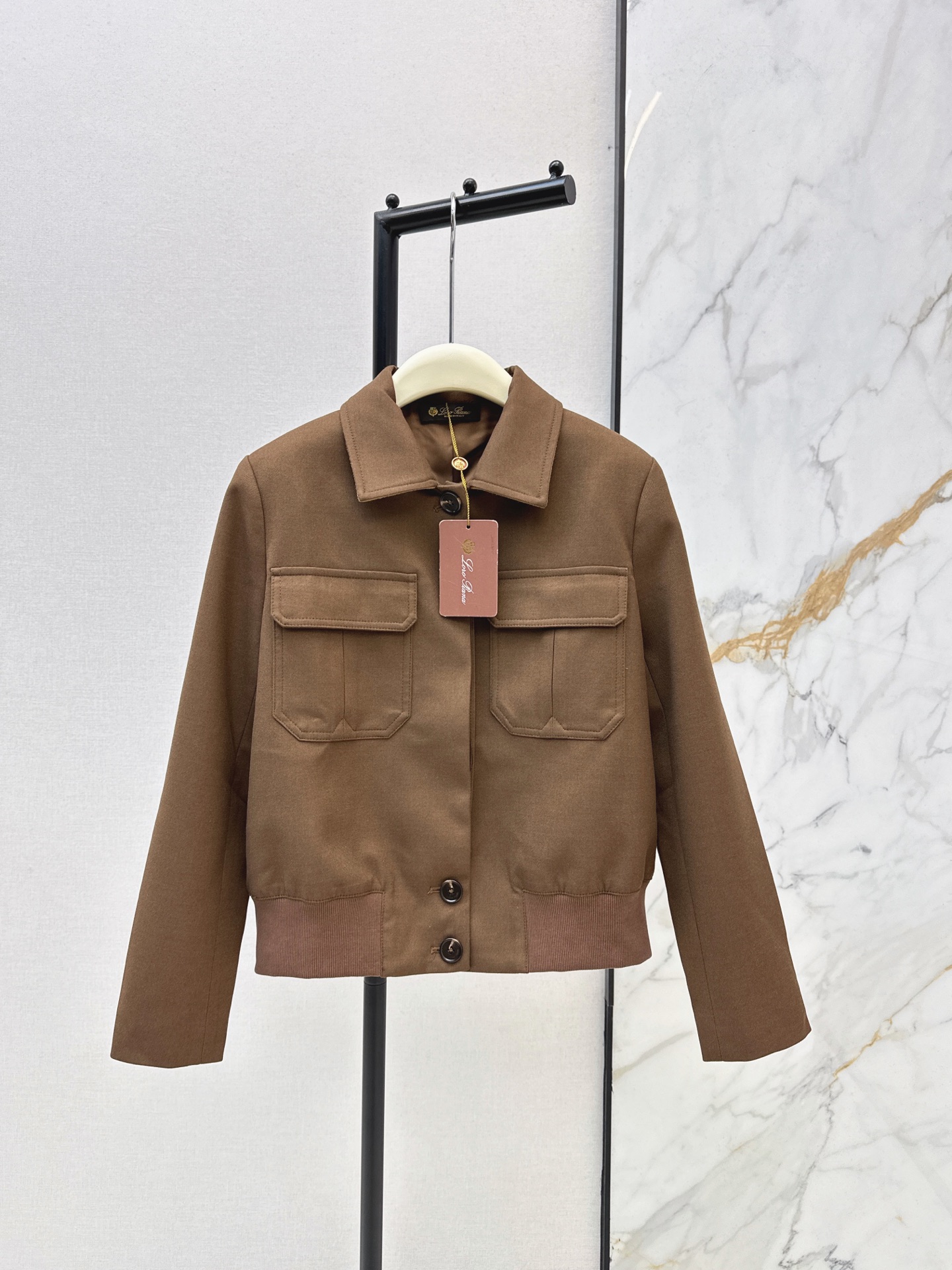 NO:911703,Retro and fashionable LP 26Ss————The latest double-pocket design lapel jacket in early autumn. Fashionable old cadre style. The upper body is so beautiful. It is very retro and fashionable. It is very photogenic. It has a sense of design like a windbreaker. The details are very beautiful. The shape is not picky. Small people can wear it with confidence. One color sml,,loro piana,jackets & coats,19860909复古时髦 LP 26Ss————早秋最新款双口袋设计翻领外套 时髦的老干部风格 上身太好看了 浓浓复古和时髦 拍照很出片 有点风衣的设计感 细节很好看 版型不挑人 小个子也放心穿 一色sml,,loro piana,jackets & coats,,Women's clothing