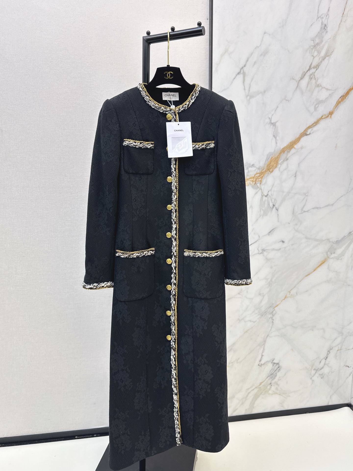 NO:911743,C Home 26Ss————The latest early autumn round neck four-pocket lace long coat. Fashionable rich atmosphere. Retro French elegance. A whole high-end look. The long H-shaped cut has a good-looking and elegant upper body. The whole custom-made lace composite fabric is really exquisite if you look closely. The molded and customized hardware buttons are well-crafted. The upper body is super elegant and warm. One color sml,,chanel,jackets & coats,19860909C家 26Ss————早秋最新款圆领四口袋蕾丝长款大衣外套 时髦千金的氛围感穿搭 复古的法式优雅 一整个高级住了 长款H版型剪裁 上身很好看气质 定制的整件蕾丝复合面料 细看真的很精致 开模定制的五金纽扣 细节做工到位 上身超显气质又保暖 一色sml,,chanel,jackets & coats,,Women's clothing