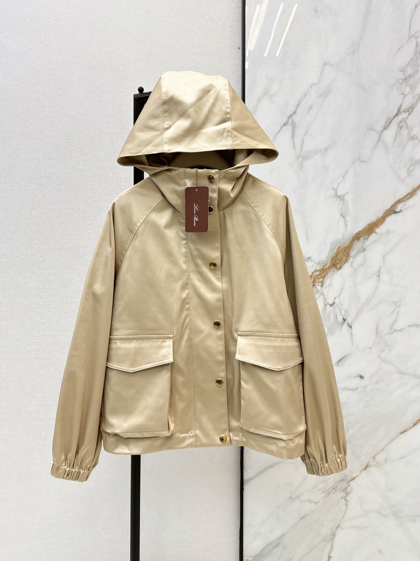 NO:911738,Stylish and trendy LP 26Ss————The latest minimalist style hooded design windbreaker jacket for early autumn is a perfect match for early spring. Fashionable silhouette and hooded design. Stylish and fashionable. Walking with wind. It is definitely a magic weapon to increase aura. The hooded design can also modify the face shape and make the face smaller. Two-color sml, loro piana, jackets & coats, hats,19860909时髦拉风 LP 26Ss————早秋最新款极简风连帽设计风衣外套早春绝佳搭配 时髦的廓形版型 连帽设计 有型有范 走路带风 绝对是增加气场的法宝 连帽设计还可以修饰脸型 显脸小 两色sml,,loro piana,jackets & coats,hats,,Women's clothing