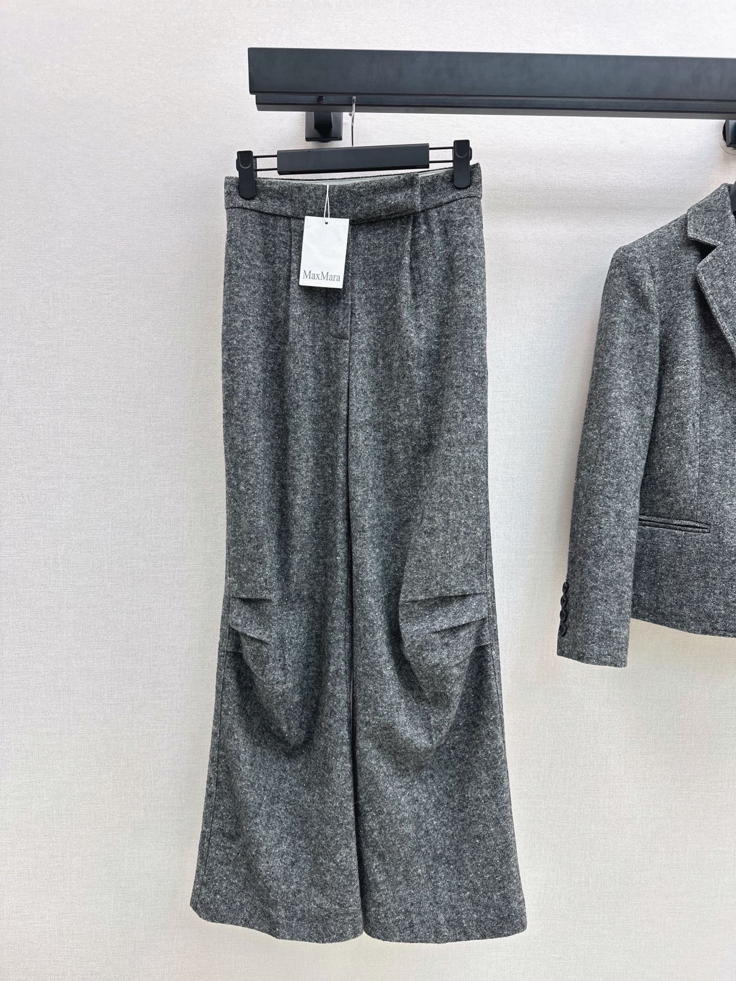NO:911728,Exclusive first release of Max 26Ss - the latest minimalist high-end gray suit in early autumn. High-luxury Italian minimalist suit jacket + trousers. Minimalist broad-shouldered H version. Wool content fabric. The fabric is quite wide and stylish. A lazy and casual high-end item. Highly recommended for owning and versatile items. 3D three-dimensional version is retro and elegant. Developed in one color. sml,,jackets & coats,business suit,19860909独家首发 Max 26Ss————早秋最新款极简主义高级灰套装高奢意式极简西装外套+西裤 极简主义宽肩H版型 羊毛含量面料 面料挺阔有型 慵懒随性的高级单品 强烈推荐自留百搭单品 3D立体版型复古优雅 一色分开发 sml,,jackets & coats,business suit,,Women's clothing
