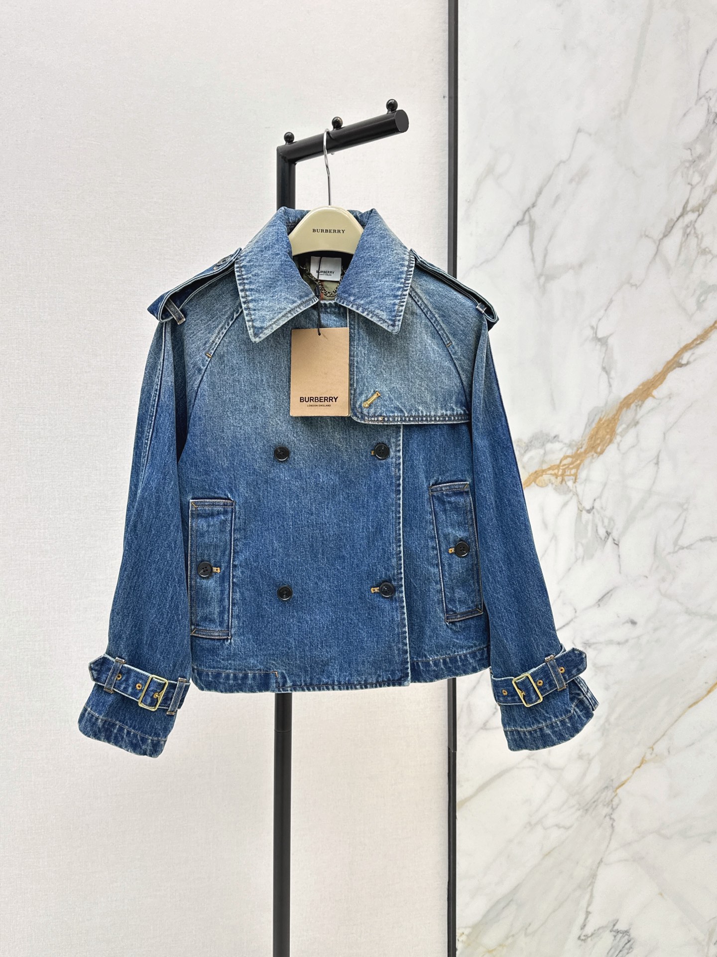 NO:911701,Easily wear retro and fashionable Bur 26Ss - the latest retro washed denim windbreaker jacket in early autumn. It fills the atmosphere. The classic plaid fabric inside gives you a strong British atmosphere when you wear it. The retro washed denim fabric looks great with the upper body. It has a great sense of temperament. The texture and design are online. One color sml,, burberry, jackets & coats,19860909轻松穿出复古时髦 Bur 26Ss————早秋最新款复古洗水牛仔风衣外套 把氛围感拉满 内里经典格纹面料 穿上就是一股浓浓的英伦气息 复古洗水牛仔面料 搭配上身太出片了 气质感爆棚 质感和设计感都在线 一色sml,,burberry,jackets & coats,,Women's clothing