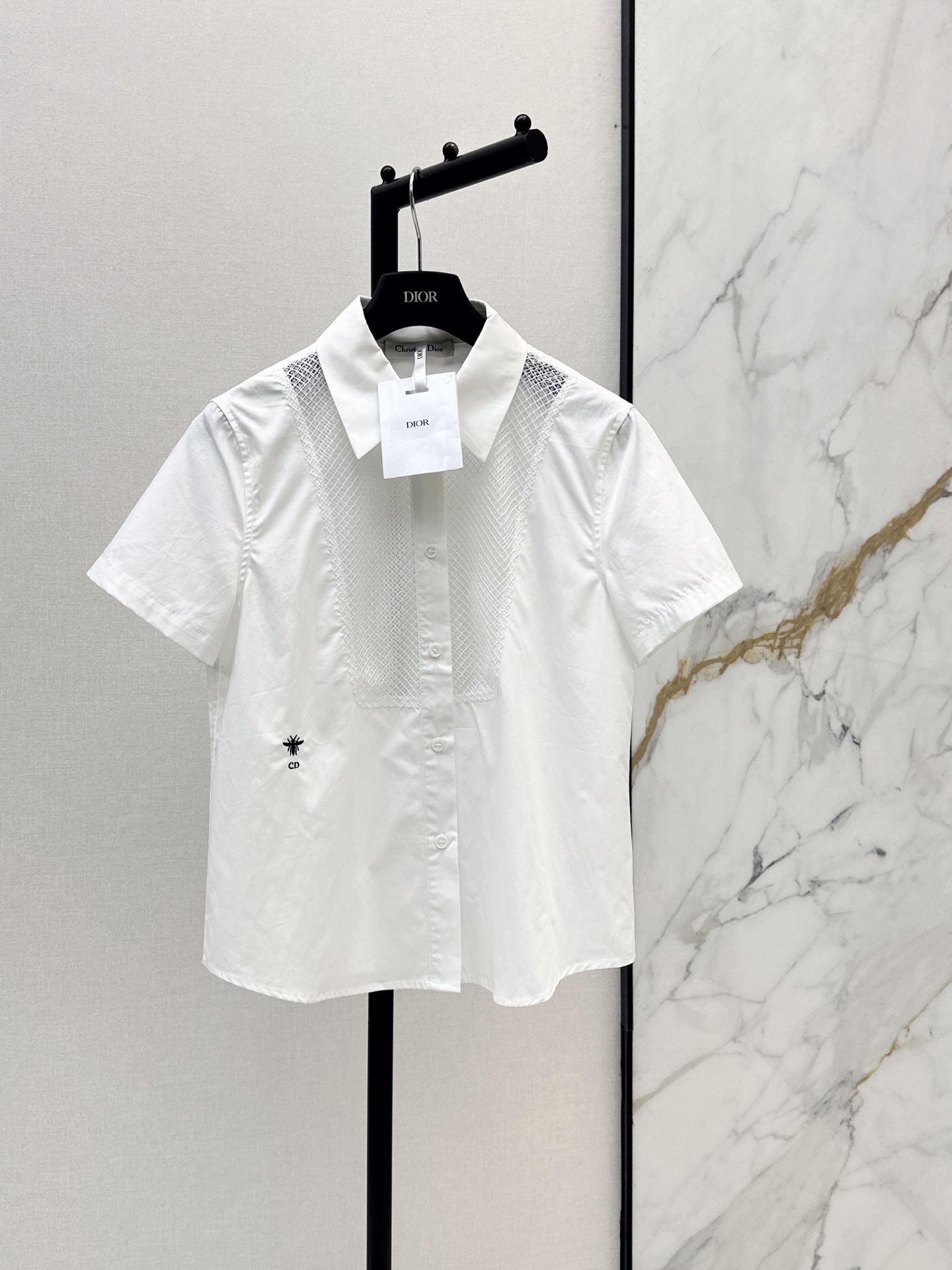 NO:922201,CD 26Ss - the latest bee embroidery decorated lapel short-sleeved shirt for spring and summer. Low-key luxury three-dimensional tailoring. Streamlined line design. Noble and elegant yet full of gentle and intellectual temperament. Imported special materials. You will be amazed when you receive it. Customized fabric texture is awesome. Two-color sml, shirts, T-shirt,19860909CD 26Ss———春夏最新款蜜蜂刺绣装饰翻领短袖衬衫低调奢华立体剪裁 精简线条感设计 高贵典雅又尽显温柔知性的气质 进口特殊材质 收到手会很惊艳 定制面料质感超赞 两色sml,,shirts,T-shirt,,Women's clothing