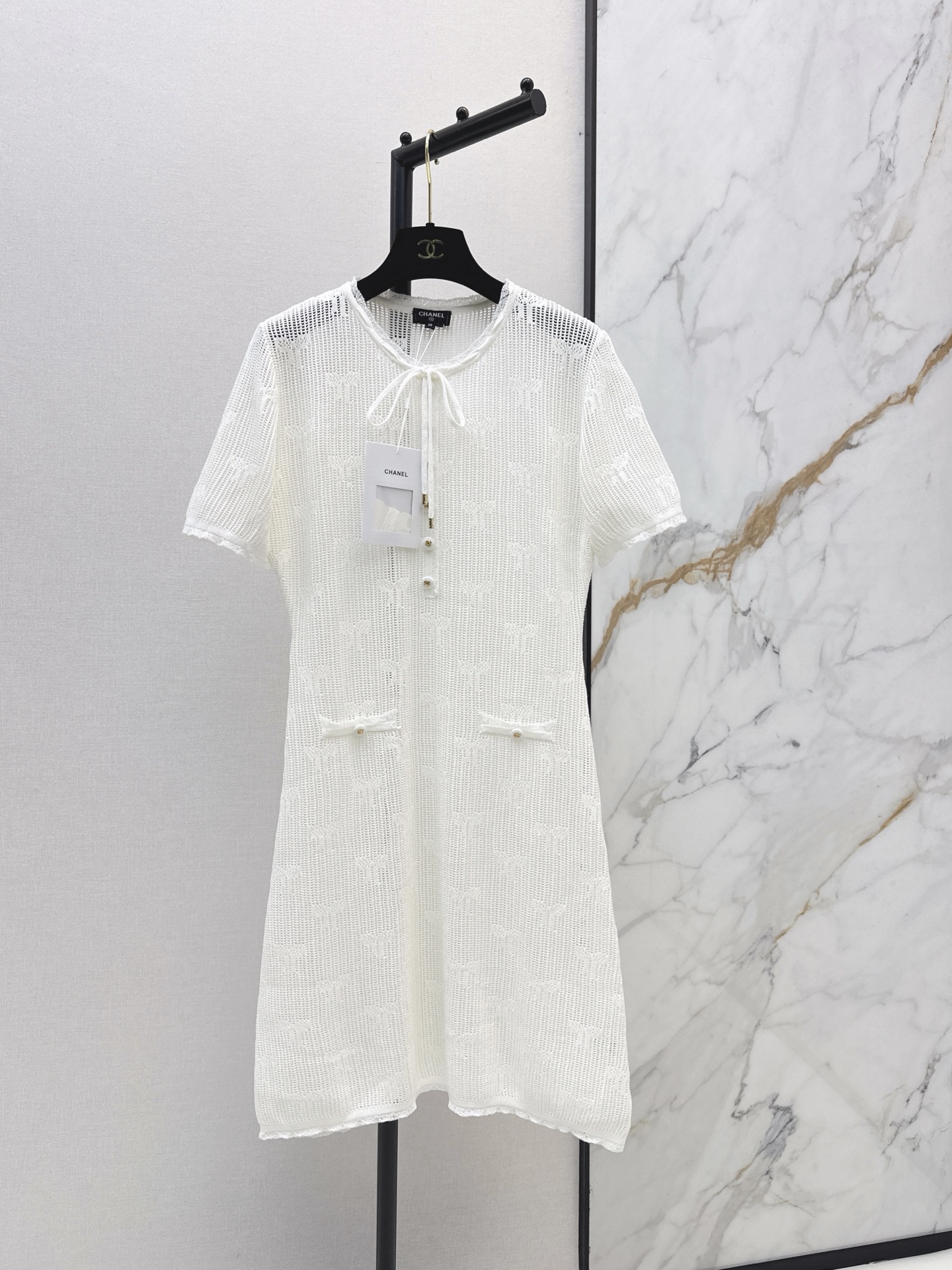 NO:922195,C Home 26Ss——The latest spring and summer woven knitted short-sleeved dress is light and breathable. The bow jacquard design is super detailed. Short-sleeved laces + metal buttons. Elegant and practical. The skirt length is moderate. It is super comfortable to wear in spring and summer. It can be easily used for daily outings, dates and vacations. One color sml,,chanel,skirts,T-shirt,19860909C家 26Ss———春夏最新款提织针织短袖连衣裙轻薄透气 蝴蝶结提花设计超有细节感 短袖系带+金属纽扣 优雅又实用 裙摆长度适中 春夏穿超舒服 日常出街约会度假都能轻松驾驭 一色sml,,chanel,skirts,T-shirt,,Women's clothing