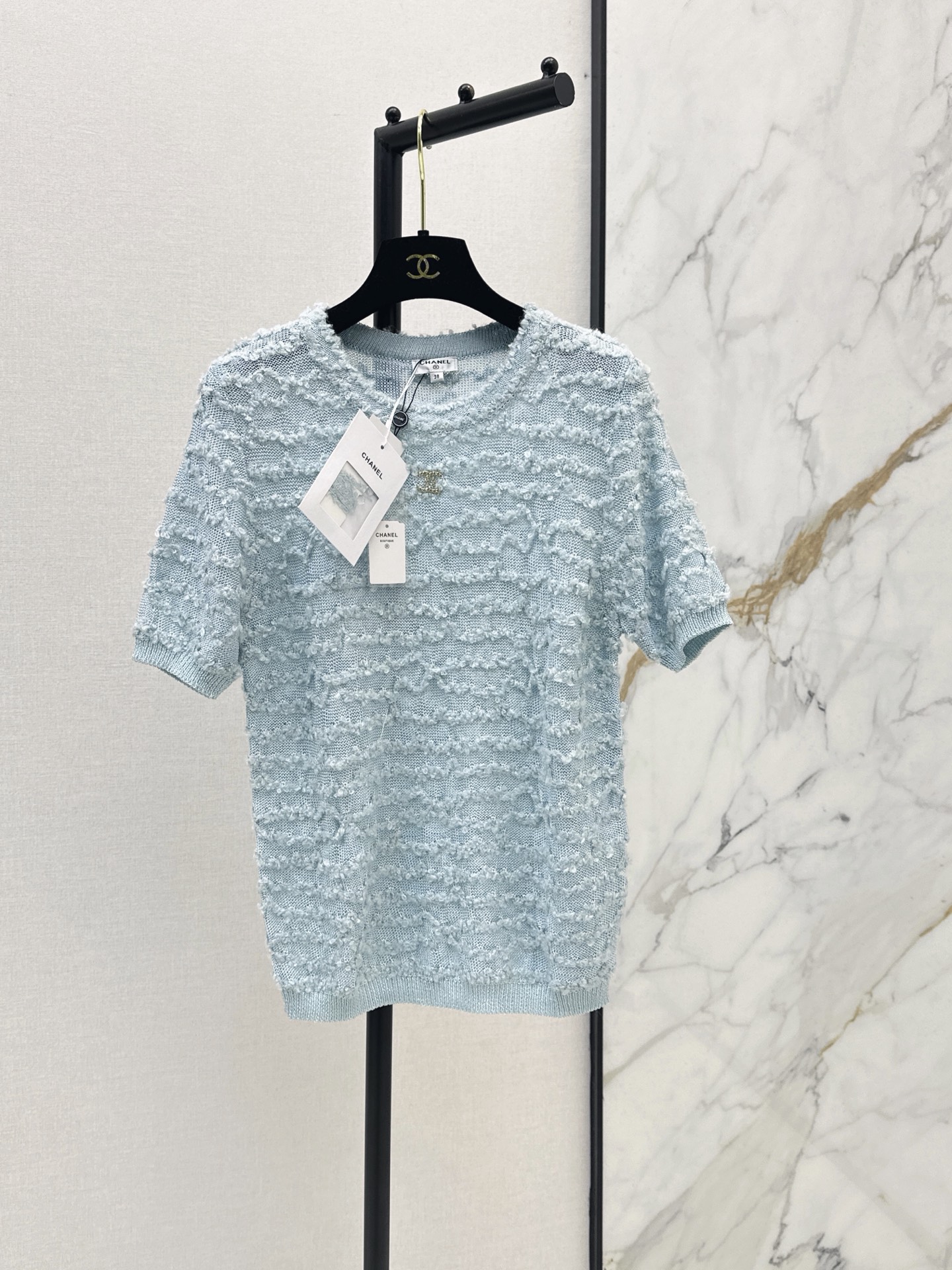 NO:922181,C Home 26Ss————The latest three-dimensional yarn round neck sweater fabric with embossed design for spring and summer. Lightweight and breathable, perfect for summer. Exquisite hollow pattern, perfect feminine temperament. Easy to control during commuting and vacation. Comfortable and fashionable. It is a must-have and versatile item for summer wardrobe. Two colors sml,,chanel,sweaters,19860909C家 26Ss————春夏最新款立体纱线圆领毛衣面料浮雕感设计 轻薄透气超适合夏天 精致镂空花纹 柔美气质满分 通勤度假日常都能轻松驾驭 舒适又时髦 是夏季衣橱必备百搭单品 两色sml,,chanel,sweaters,,Women's clothing