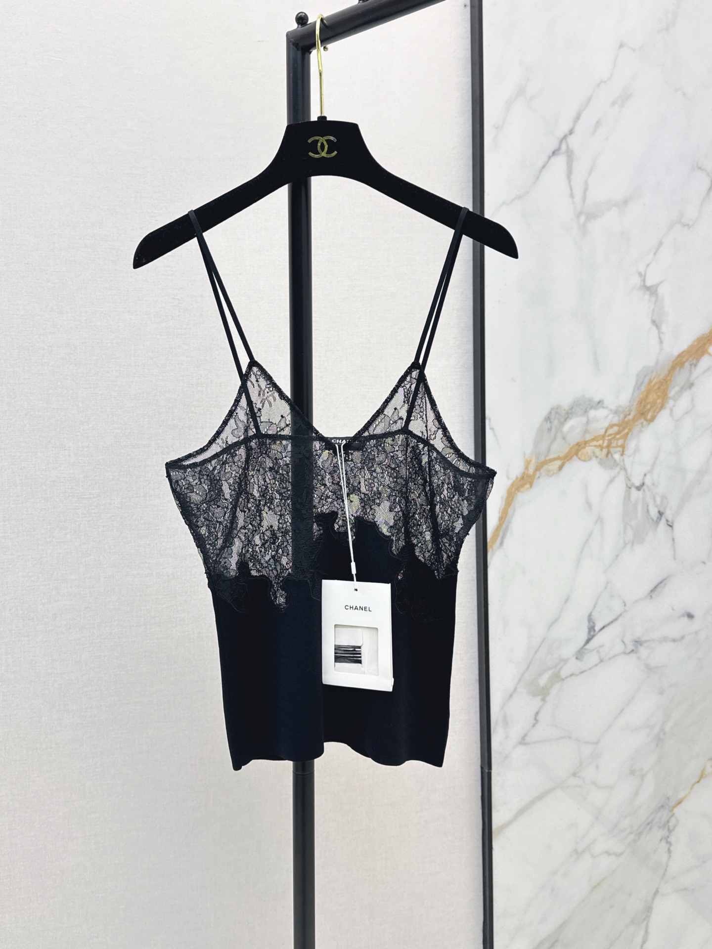 NO:922176,C Home 26Ss————The latest spliced ​​lace halter top for spring and summer, exquisite lace, soft and retro style, full score. Thin shoulder strap design, super refreshing for spring and summer. The lace details on the hem are super layered. It can be easily controlled in daily holiday parties. The elegant temperament can be straightened out. Three colors sml,,chanel,19860909C家 26Ss————春夏最新款拼接蕾丝吊带小上衣精致蕾丝柔美复古风满分 细肩带设计 春夏穿超清爽 下摆蕾丝细节超有层次感 日常度假派对都能轻松驾驭 优雅气质直接拉满 三色sml,,chanel,,Women's clothing