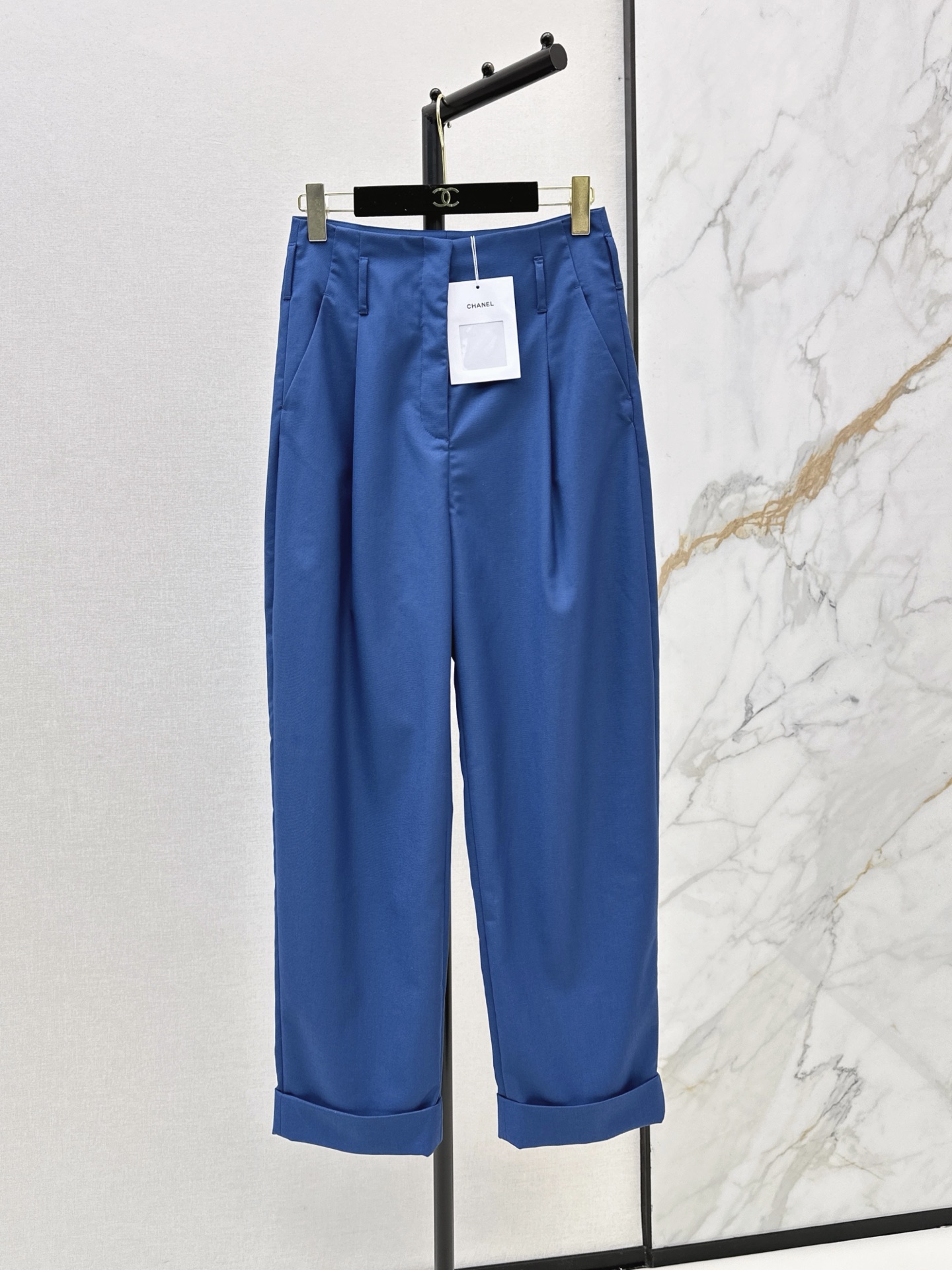 NO:922239,C Home 26Ss - the latest early autumn Klein blue high-waisted cuffed nine-point trousers. Made of high-count worsted wool blended fabric. Delicate and smooth, draped, stiff and stylish with breathability. High-waisted pleated design. Easily hides belly and makes legs longer in seconds. Tapered cuffed nine-point trousers to hide the crotch and cover the flesh. Pear-shaped body with eyes closed. Original double C hardware. Button and zipper details are full of texture.  Rich and high-end royal blue one color sml,,chanel,19860909C家 26Ss————早秋最新款克莱因蓝高腰翻边九分西裤 选用高支精纺羊毛混纺面料 细腻顺滑 垂坠挺括有型兼顾透气性 高腰压褶设计 轻松收住小肚腩 秒变大长腿 锥形翻边九分裤型 藏胯遮肉 梨形身材闭眼入 原版双C五金配件 纽扣拉链细节质感满满 浓郁高级的宝蓝色 一色sml,,chanel,,Women's clothing