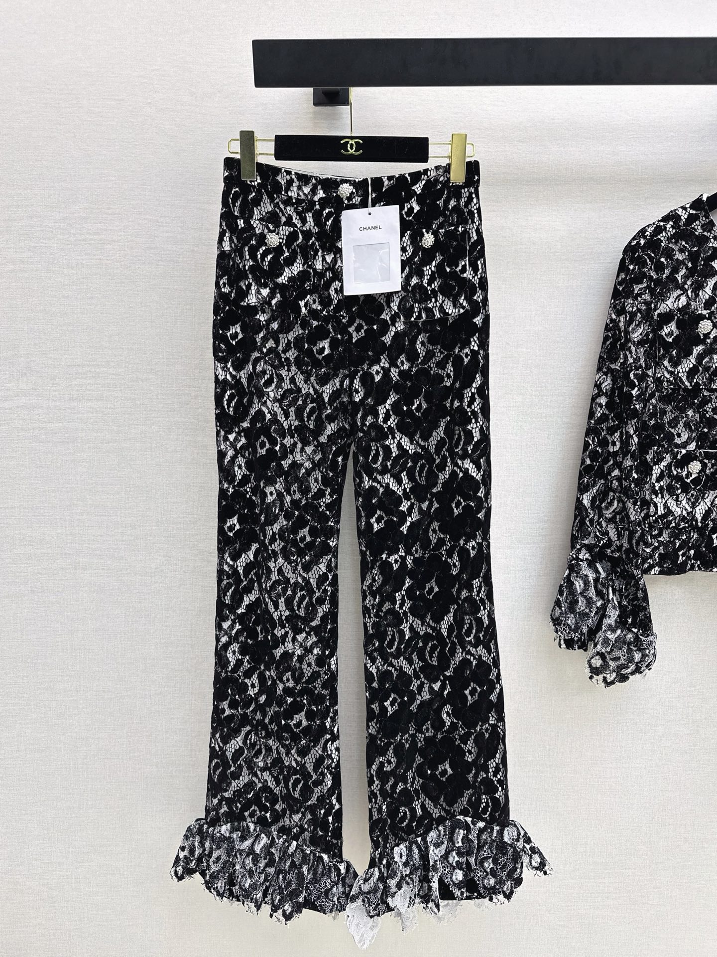 NO:922216,G-Dragon's same style C Home 26Ss - the latest early autumn customized lace lace suit round neck lace jacket + trumpet lace trousers yb developed customized water-soluble lace fabric with high-grade texture The outer layer of water-soluble lace is covered with petals with clear texture The details show the gorgeous design sense The layered cake lace trousers and cuffs echo up and down, adding a noble and elegant atmosphere Commuting and attending important occasions Showing a luxurious atmosphere Developed in one color sml m,,chanel,jackets & coats,19860909权志龙同款 C家 26Ss————早秋最新款定制花边蕾丝套装圆领蕾丝外套+喇叭花边长裤 yb开发定制水溶蕾丝面料 质感高级 外层水溶蕾丝满铺花瓣肌理清晰 细节彰显华丽设计感 层叠蛋糕花边裤脚与袖口上下呼应 增添高贵优雅气息 通勤与出席重要场合 展现奢华气息 一色分开发 sml m,,chanel,jackets & coats,,Women's clothing