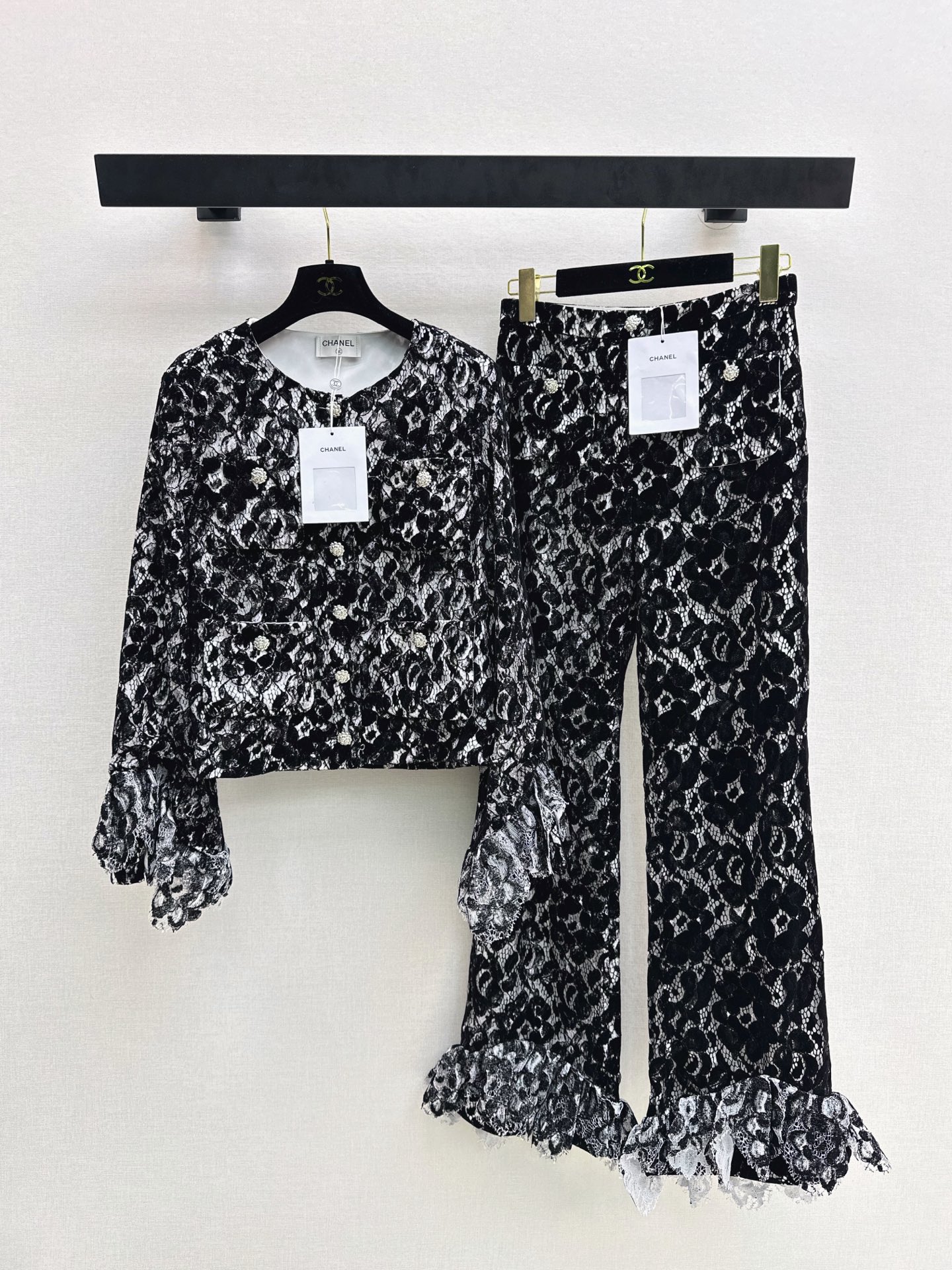 NO:922208,G-Dragon's same style C Home 26Ss——Early autumn's latest customized lace suit round neck lace jacket + trumpet lace trousers yb developed customized water-soluble lace fabric with high-grade texture The outer layer of water-soluble lace is covered with petals with clear texture The details show the gorgeous design sense The layered cake lace trousers and cuffs echo up and down, adding a noble and elegant atmosphere Commuting and attending important occasions Showing a luxurious atmosphere One color separate development sml jacket, chanel, jackets & coats,19860909权志龙同款 C家 26Ss————早秋最新款定制花边蕾丝套装圆领蕾丝外套+喇叭花边长裤 yb开发定制水溶蕾丝面料 质感高级 外层水溶蕾丝满铺花瓣肌理清晰 细节彰显华丽设计感 层叠蛋糕花边裤脚与袖口上下呼应 增添高贵优雅气息 通勤与出席重要场合 展现奢华气息 一色分开发 sml 外套,,chanel,jackets & coats,,Women's clothing