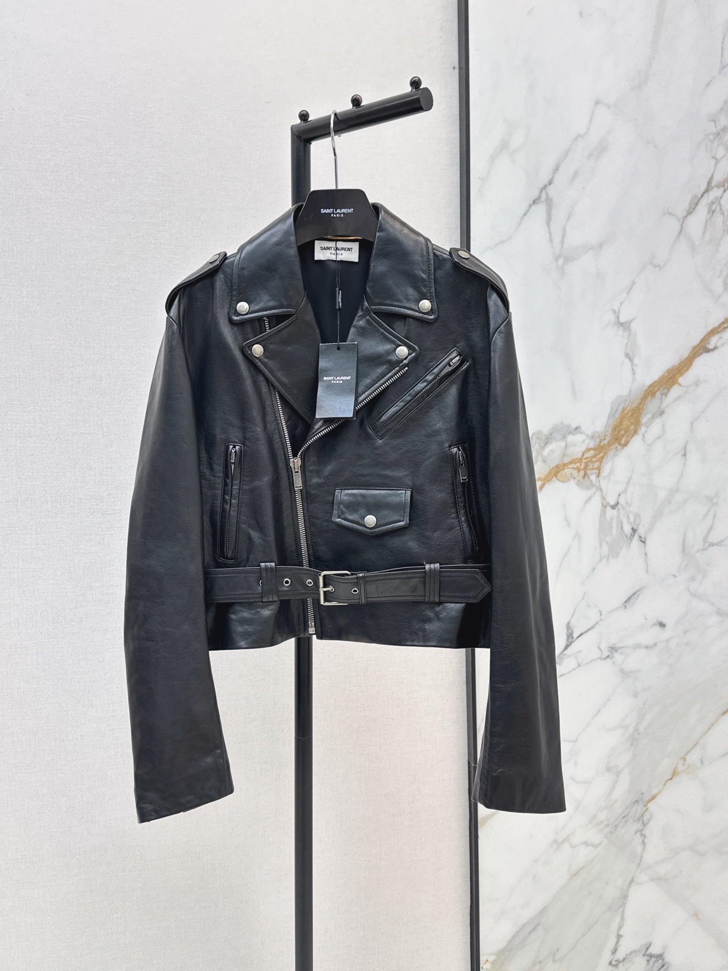 NO:922200,1160SL 26Ss————The latest cool and handsome motorcycle jacket in early autumn. The leather jacket has an A and sassy waist design. The upper body is neat and casual, chic and handsome. The original custom-made sheep oil wax leather imported from the UK is oily, tough, delicate, wide and has a great texture. 100% sheepskin fabric. Not picky and very high-end. Customized metal zipper decoration to create a fashionable styling artifact. One color sml,,loro piana,jackets &  coats,jackets & coats,leather jacket,sheepskin,198609091160SL 26Ss———早秋最新款酷帅机车夹克皮衣外套又A又飒束腰设计版型 上身利落随性 潇洒帅气 原版定制英国进口绵羊油蜡皮料 油韧细腻挺阔质感超赞 百分百羊皮面料 不挑人版型非常高级 定制金属拉链装饰打造时髦造型神器 一色sml,,loro piana,jackets & coats,jackets & coats,leather jacket,sheepskin,,Women's clothing