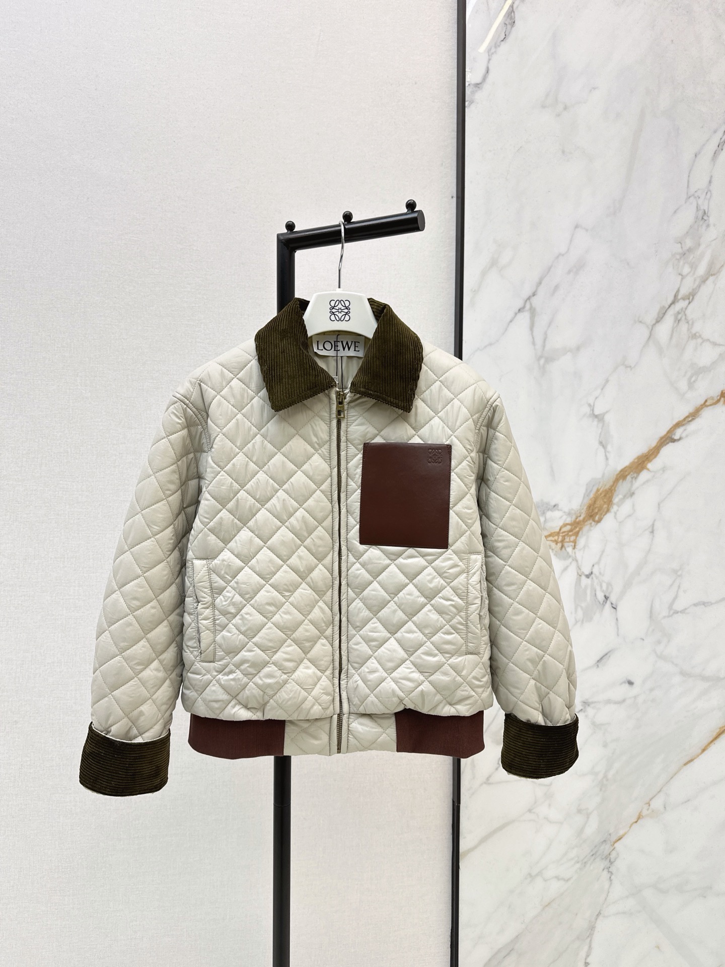 NO:922192,Recommended hot item Loe 26Ss————The latest corduroy collar rhombus pattern cotton jacket for autumn and winter is made of high-quality windproof and waterproof nylon material. The whole piece is light and warm. Collision corduroy collar. Threaded hem + rhombus embossing. Classic logo embossed leather pocket decoration. The loose version is completely figure-free. One color sml,,loewe,jackets & coats,19860909爆单款推荐 Loe 26Ss—————秋冬最新款灯芯绒领菱格纹棉服外套高品质防风防水尼龙材质 整件轻盈保暖 灯芯绒领碰撞 下摆螺纹包边+菱格压纹 经典logo压花皮口袋装饰 为宽松版型完全不挑身材 一色sml,,loewe,jackets & coats,,Women's clothing