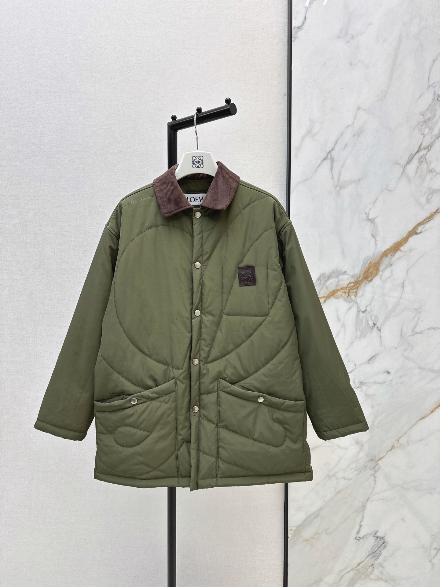 NO:922187,Exclusive first release Loe 26Ss - the latest autumn and winter logo-embellished cotton-padded jacket with contrasting lapels, a high-looking warm-keeping artifact~~ the workmanship is super exquisite. It is easy to wear a thick sweater under the os loose version. It is super handsome with contrasting colors. A cool and cool look. One color sml,,loewe,jackets & coats,sweaters,19860909独家首发 Loe 26Ss———秋冬最新款logo徽标装饰拼接撞色翻领棉衣外套高颜值的保暖神器～～做工超精美 os宽松版型里面穿厚毛衣都没问题 超帅气的撞色做法搭配 又飒又酷的looK 一色sml,,loewe,jackets & coats,sweaters,,Women's clothing