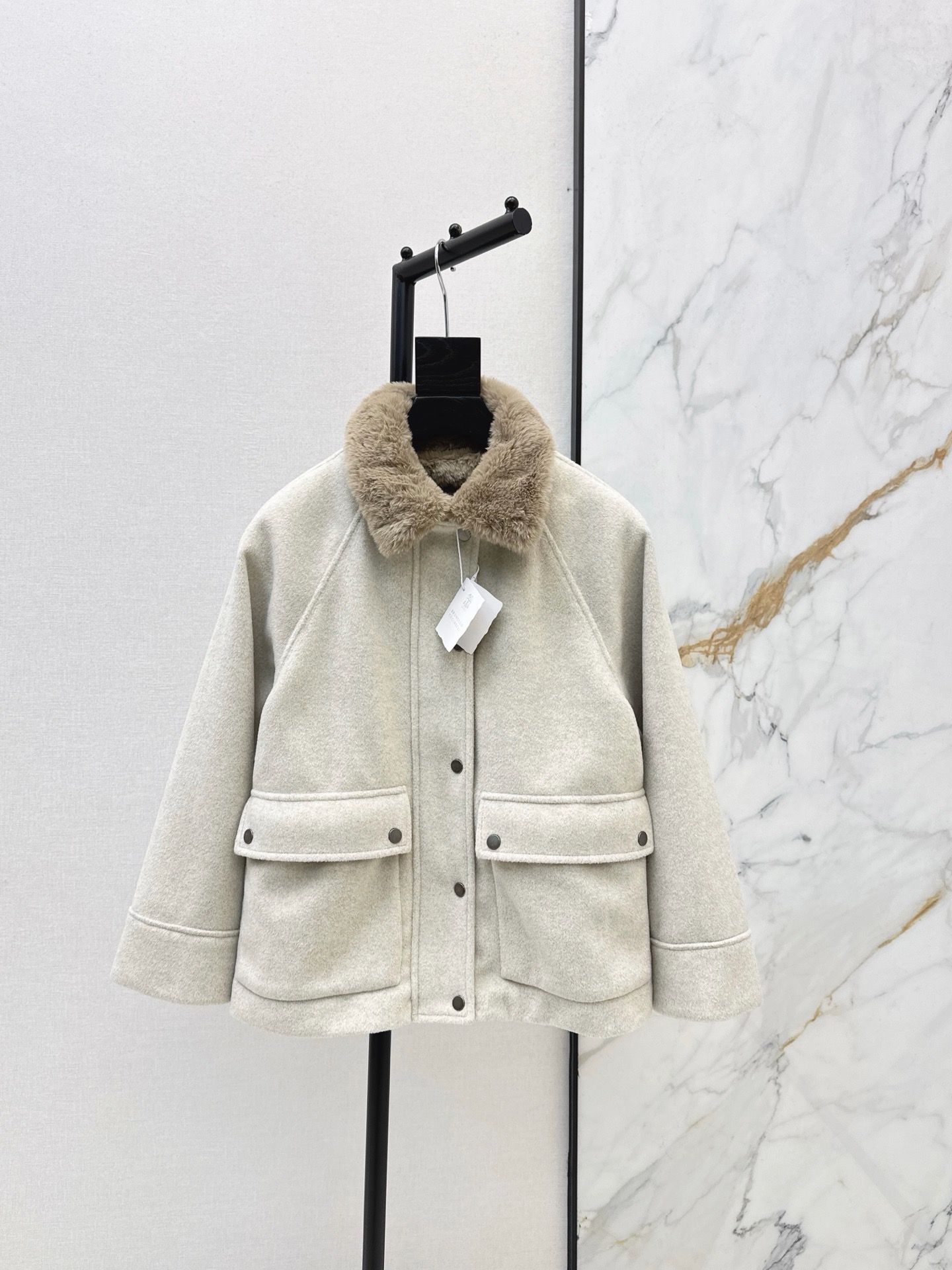 NO:922182,BC 26Ss————The latest casual old-money style for autumn and winter, two-piece wool blended lapel jacket + imitation rabbit fur vest lining. Can be worn separately. Very thick texture. The surface feels very smooth and the coat color is very beautiful. Italian elegance and high-end feel casual and grand. The classic H version is not flattering on the upper body and is super slim. A must-have for white and rich beauties. One-color sml,,jackets & coats,19860909BC 26Ss————秋冬最新款休闲老钱风穿搭两件套羊毛混纺翻领外套+仿兔毛马甲内胆 可分开单穿 很厚实的质感 表面手感很顺滑毛色也很漂亮 意式优雅高级感随性又大气 经典H版型不挑人上身超显瘦 白富美女神必入高奢品 一色sml,,jackets & coats,,Women's clothing