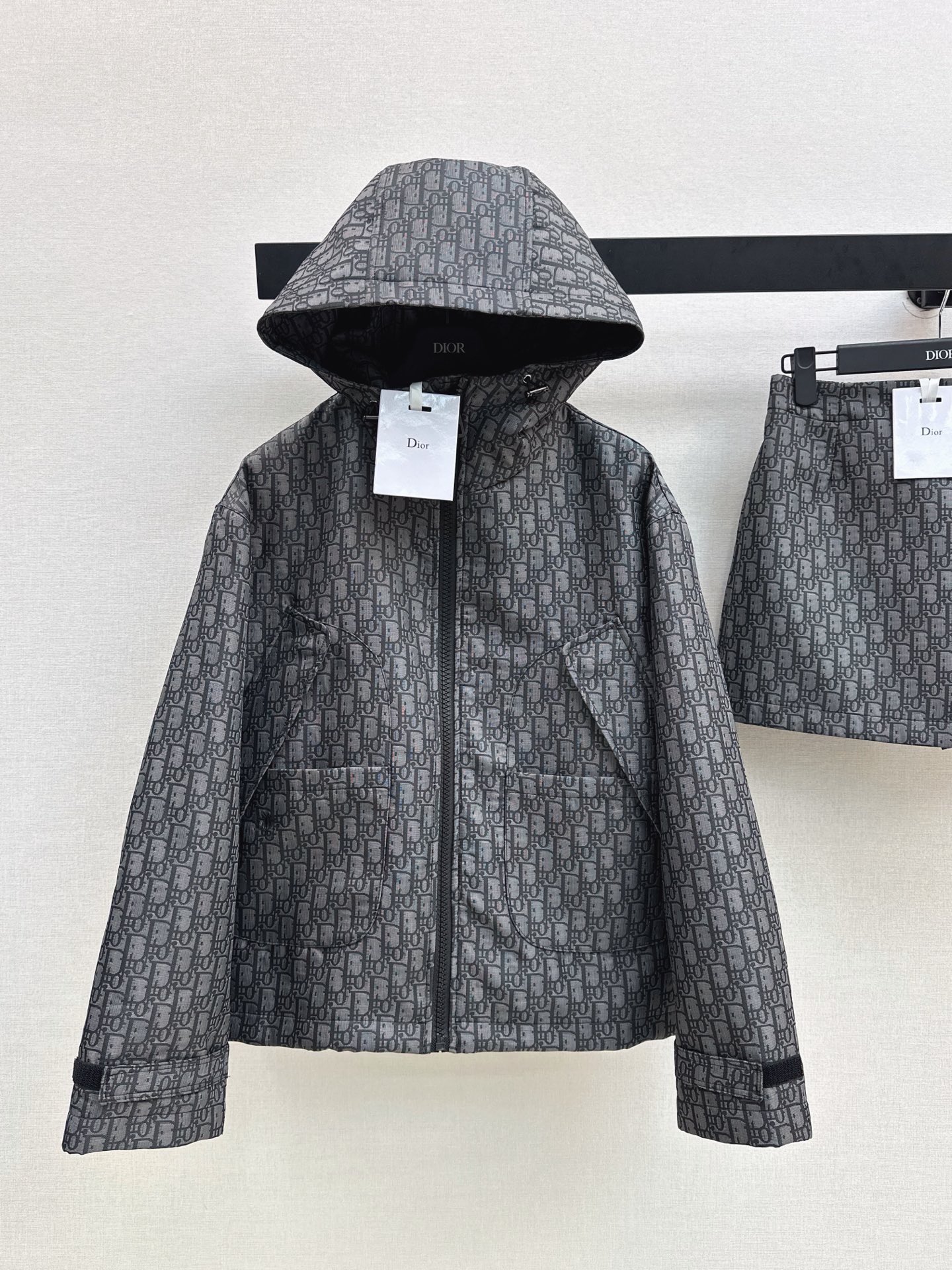 NO:922170,CD 26Ss————The latest MissD series classic presbyopic hooded jacket in early autumn. Imported technical taffeta. Oblique jacquard fabric highlights the sporty style. The overzise silhouette creates a rich and diverse handsome style. The original customized loose fit upper body is casual and fashionable. One color sml,,jackets & coats,jackets & coats,hats,19860909CD 26Ss————早秋最新款MissD 系列经典老花连帽夹克外套进口科技塔夫绸 Oblique提花面料彰显运动风范 overzise廓形打造丰富多元的帅气风格 原版定制宽松版型上身随性时髦 一色sml,,jackets & coats,jackets & coats,hats,,Women's clothing