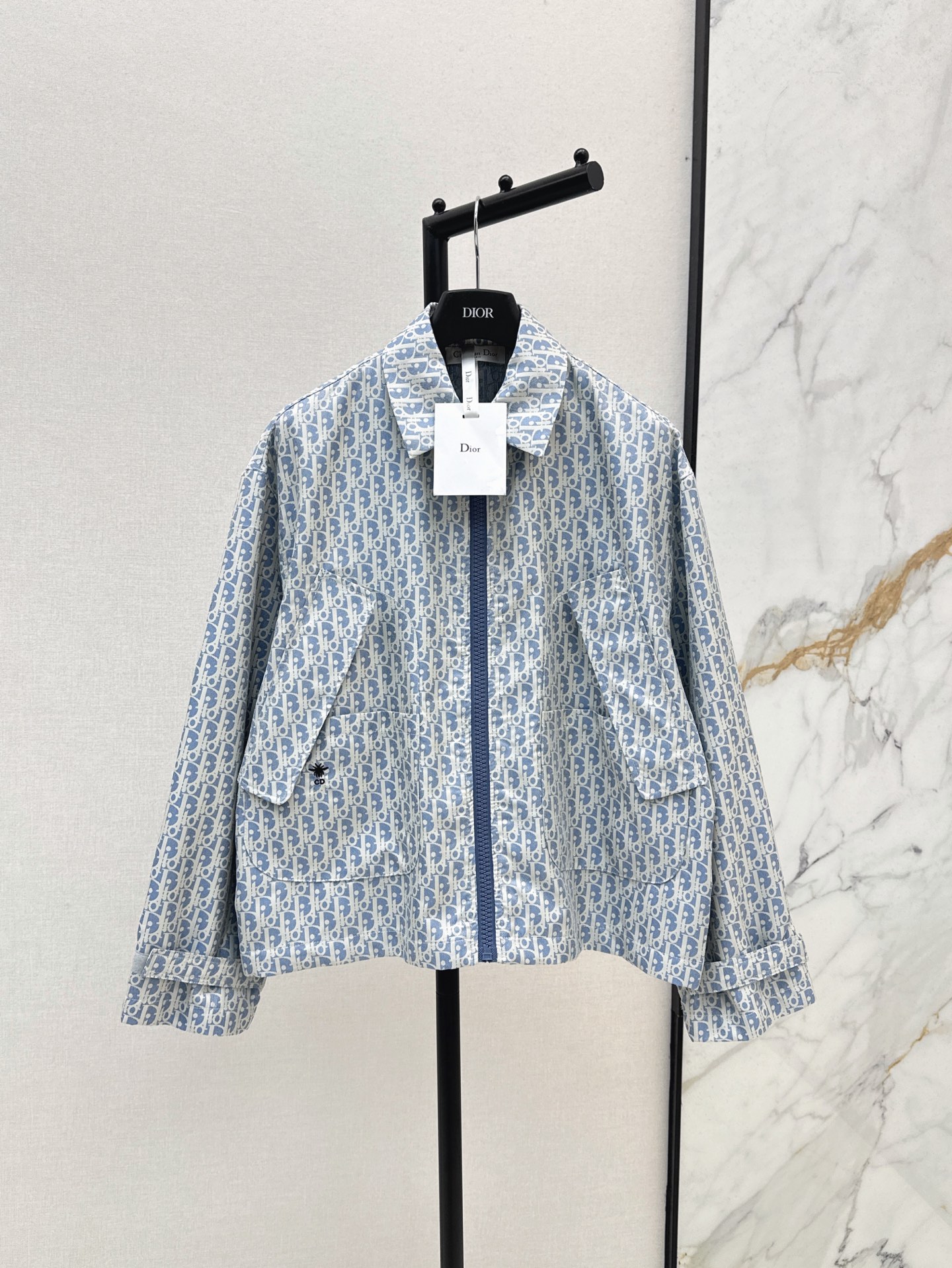 NO:922164,CD 26Ss————The latest early autumn MissD blue and white series classic presbyopic lapel jacket imported technical taffeta Oblique jacquard fabric highlights the sporty style The overzise silhouette creates a rich and diverse handsome style The original customized loose fit upper body is casual and fashionable Recommended to match one color sml,,jackets & coats,jackets & coats,19860909CD 26Ss————早秋最新款MissD 蓝白系列经典老花翻领夹克外套进口科技塔夫绸 Oblique提花面料彰显运动风范 overzise廓形打造丰富多元的帅气风格 原版定制宽松版型上身随性时髦 推荐一套搭配 一色sml,,jackets & coats,jackets & coats,,Women's clothing