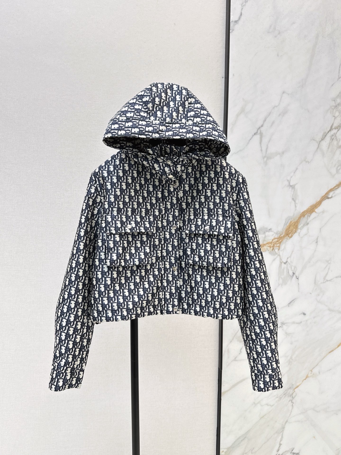 NO:922158,Recommended hot item CD 26Ss - the latest full D jacquard hooded jacket with two large work pockets~~ The logo color flip design on the back is handsome and fashionable!  The hat is detachable to create a stand-up collar effect. The three-dimensional cut is quite wide and the short-fitting style makes the upper body appear taller and more handsome. One color sml,,jackets & coats,jackets & coats,hats,19860909爆单款推荐 CD 26Ss———最新款满D提花连帽夹克外套 两个工装大口袋～～背面logo配色翻盖设计帅气又时髦！帽子可拆卸呈现出立领效果 立体剪裁挺阔短装版型 上身显高挑 帅气十足 一色sml,,jackets & coats,jackets & coats,hats,,Women's clothing
