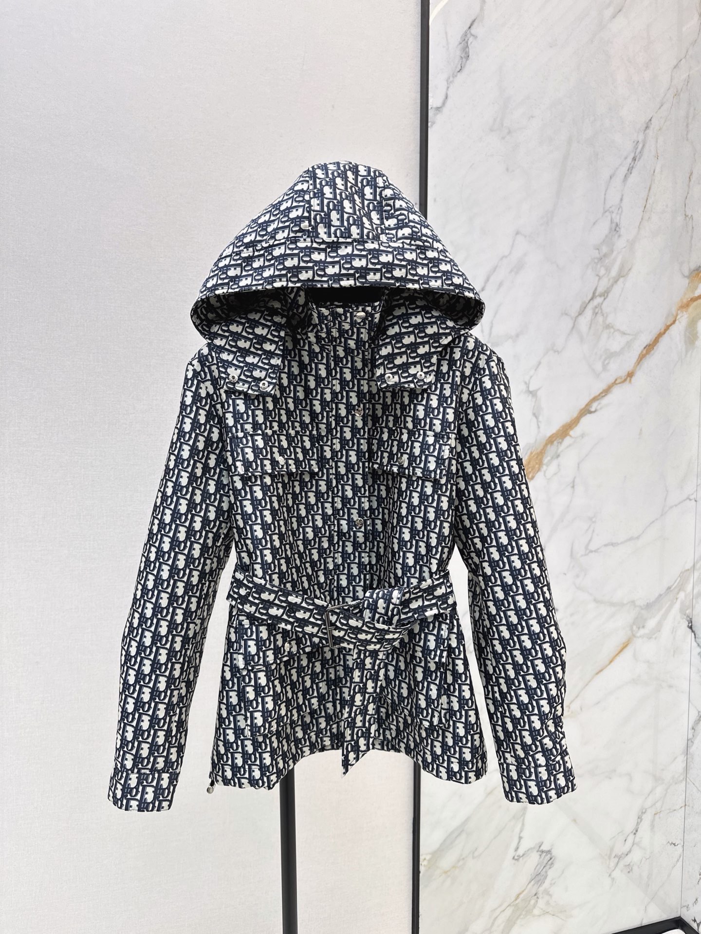 NO:922152,The hottest model in the series, CD 26Ss - the latest full-D jacquard hooded mid-length jacket with four large work pockets~~ The logo color-matching flip design on the back is handsome and fashionable!  The hat is detachable to create a stand-up collar effect. The three-dimensional cut is quite wide. The upper body looks taller and more handsome. One color sml,,jackets & coats,jackets & coats,hats,19860909爆单系列款 CD 26Ss———最新款满D提花连帽中长款夹克外套 四个工装大口袋～～背面logo配色翻盖设计帅气又时髦！帽子可拆卸呈现出立领效果 立体剪裁挺阔版型 上身显高挑 帅气十足 一色sml,,jackets & coats,jackets & coats,hats,,Women's clothing