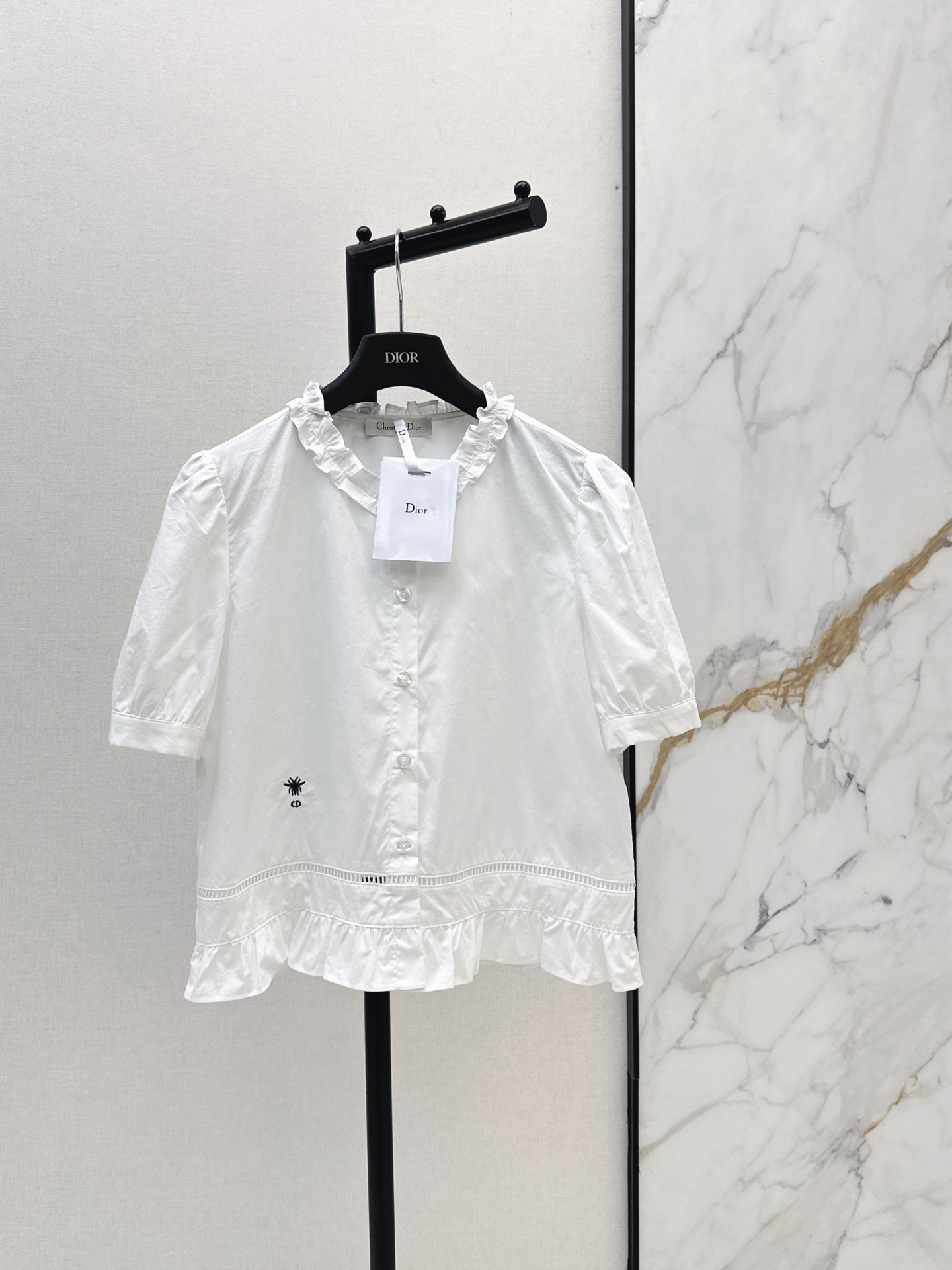 NO:922146,CD 26Ss————The latest bee embroidery decorated fungus lace shirt in spring and summer. It is a small shirt that is exquisite and has a touch of French retro style. The short version matches the high-waisted lower body and easily creates a sense of proportion of the body. It is especially easy to wear. The splicing lace method adds beauty. The bee embroidery on the side is very detailed. One color sml,, shirts,19860909CD 26Ss————春夏最新款蜜蜂刺绣装饰木耳花边衬衫 精致又带有一点法式复古的小衬衫 短款的版型 搭配高腰的下半身 轻松打造三七身材比例感 特别好穿 拼接花边做法美感加分 侧边小蜜蜂刺绣很有细节感 一色sml,,shirts,,Women's clothing