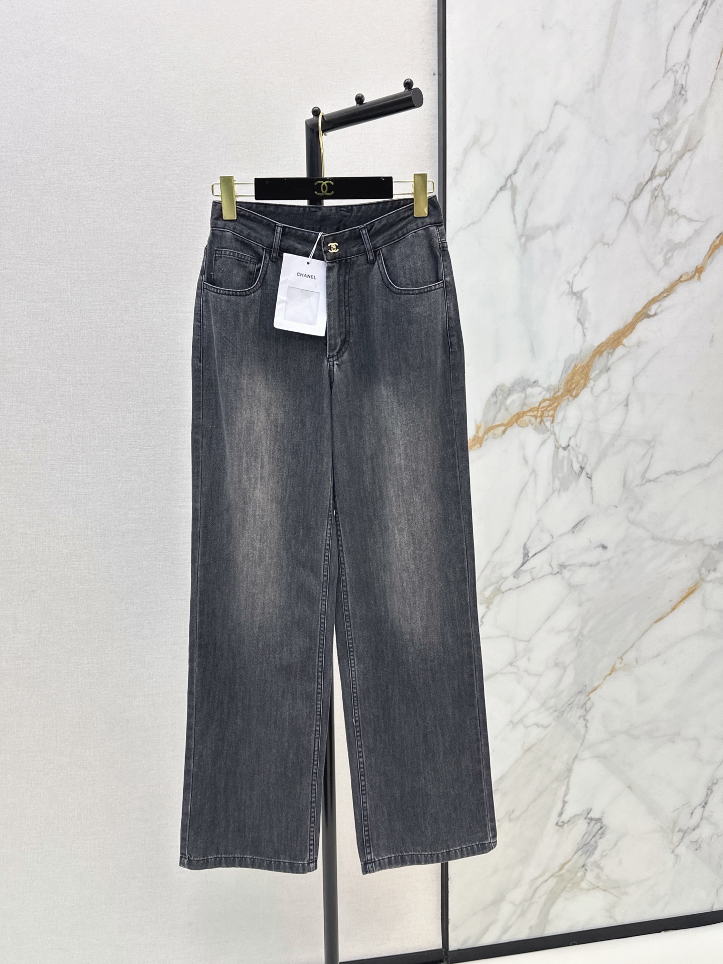 NO:922138,Recommended single items: C Home 26Ss————The latest Coco girl straight-leg jeans for spring and summer, Bai Fumei, a must-have stacking artifact. Customized heavy-duty three-dimensional double C pockets. Retro enzyme washing process. Classic straight-leg pants with a great proportion of upper body and leg length. Sweet and cool celebrity style with fashionable items. Nostalgic enzyme washed denim fabric. Three colors sml,,chanel,jeans,19860909爆单款推荐 C家 26Ss————春夏最新款coco女孩直筒牛仔裤白富美必入叠搭神器 定制重工立体双C口袋 复古酵素洗水工艺 经典直筒裤型上身腿长比例超赞 甜酷名媛风搭配时髦单品 怀旧酵素洗水牛仔面料 三色sml,,chanel,jeans,,Women's clothing