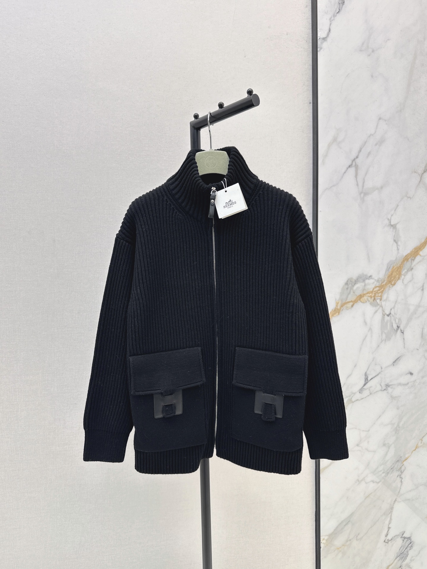 NO:922130,Exclusively debuting Her 26Ss - the latest classic H pattern decorated pocket wool knitted jacket for autumn and winter. The popular series returns with a new version of dropped shoulders. The high-end color series is luxurious and handsome. The upper body is fashionable and high-end!  A must-have for Bai Fumei. The classic version does not make people look slimmer. Swiss machine embroidery and sewing technology. Imported yarn jacquard knitted fabrics. Highly recommended items. Two-color sml, jackets & coats,19860909独家首发 Her 26Ss———秋冬最新款经典H图案装饰口袋羊毛针织外套爆单系列回归新版落肩设计 高级色系奢华帅气 上身时髦又高级！白富美必入 经典版型不挑人上身巨显瘦 瑞士机刺绣缝盘工艺 进口纱线提花针织面料 强烈推荐单品 两色sml,,jackets & coats,,Women's clothing
