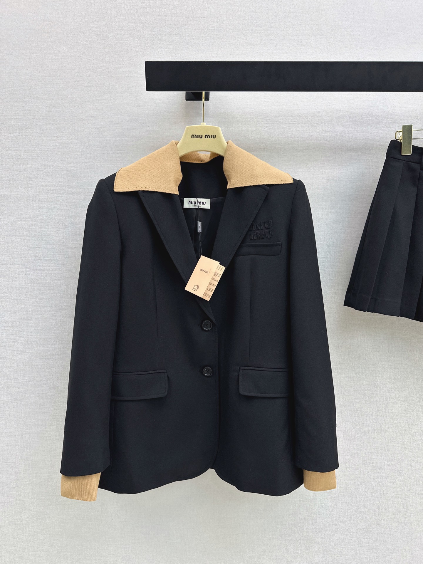 NO:922113,Miu style girl outfit Miu 26Ss————Early autumn’s latest age-reducing two-piece design knitted collar suit jacket, Miu style fashionable, neat and stylish from top to bottom, the whole version is not picky, very hidden, no restrictions on body shape, small people can also look particularly good, versatile, one color sml suit,, miumiu, jackets & coats, business suit,19860909缪系少女穿搭 Miu 26Ss————早秋最新款减龄假两件设计针织领西装外套 缪式时髦 自上而下利落有型 整个版型剪裁不挑人 非常藏肉 对身材没有限制 小个子也能特别好看 百搭 一色sml 西装,,miumiu,jackets & coats,business suit,,Women's clothing