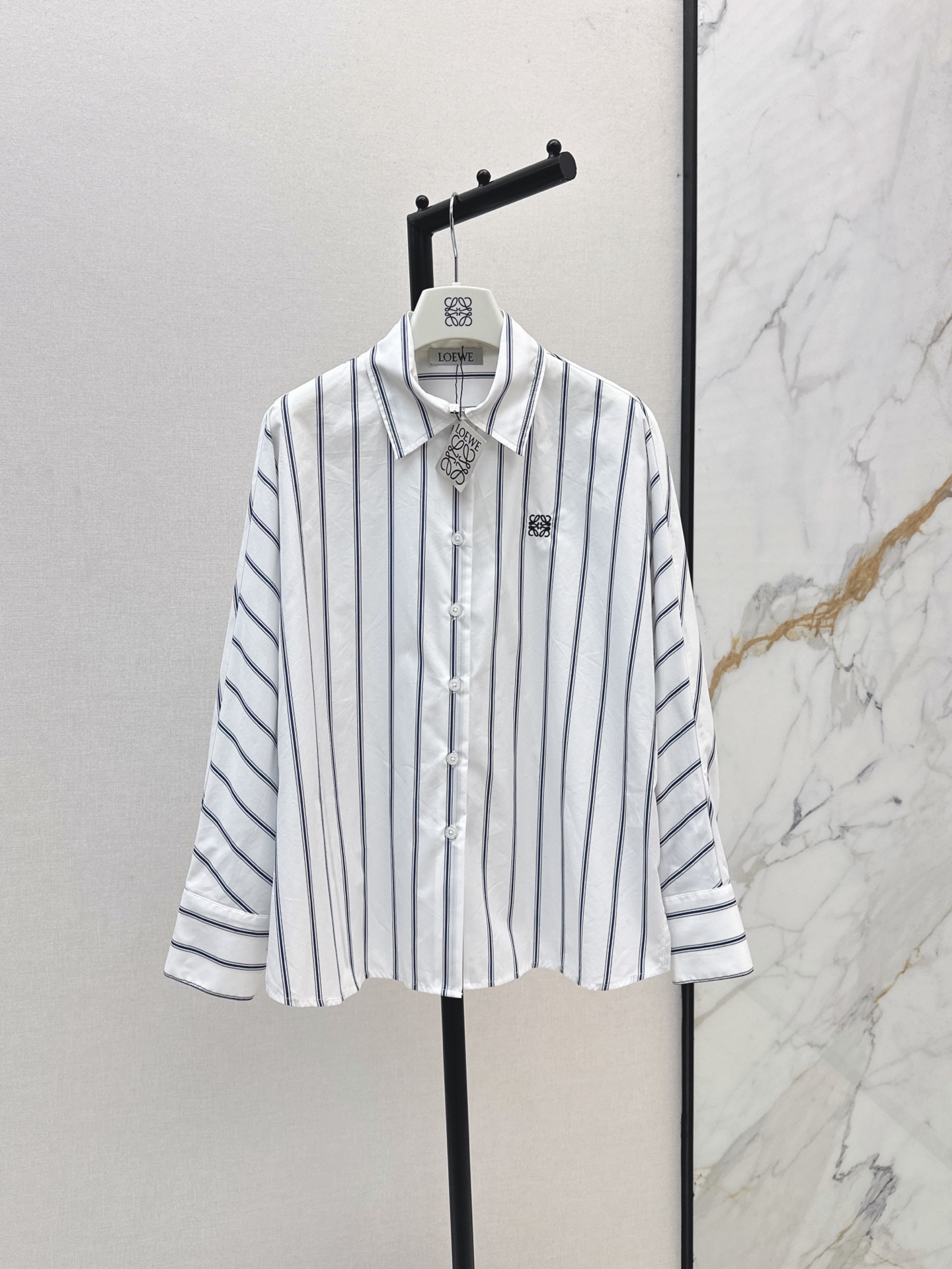 NO:922104,Daily casual Loe 26Ss——Early autumn’s latest blue striped logo embroidered bat sleeve shirt. A fashionable commuter shirt. Matches with various high waists to make the lower body look taller. The bat raglan sleeve design is loose and relaxed, fashionable and casual, and has a 100% wear rate. One color sml,, loewe, shirts,19860909日常休闲 Loe 26Ss————早秋最新款蓝色条纹logo刺绣蝙蝠袖衬衫 时髦感满满的通勤衬衫 搭配各种高腰下半身更加显高哦 蝙蝠连肩袖设计 宽松有松弛感 时髦休闲 实穿率百分百 一色sml,,loewe,shirts,,Women's clothing