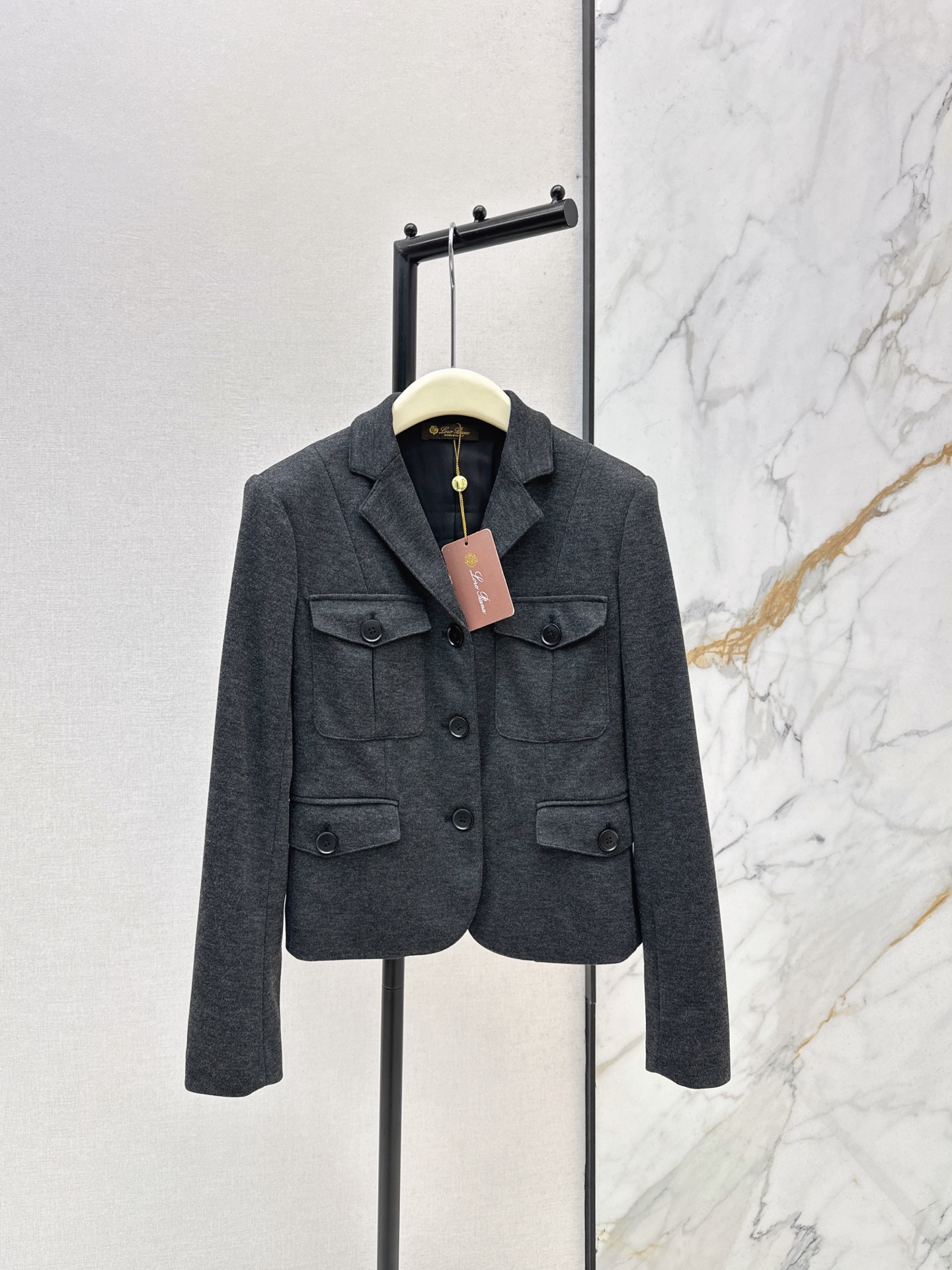 NO:922161,Relaxed old money style outfit LP 26Ss - the latest early autumn four-pocket decorative lapel jacket, fashionable and non-contrasting style. Customized heavyweight composite fabric, high quality. It has aura and modifies the shoulder shape. Short and waisted version, easy to wear and not picky. Easy concave shape. Very detailed processing. Two-color sml, loro piana, jackets & coats,19860909松弛老钱风穿搭 LP 26Ss——早秋最新款四口袋装饰翻领外套时髦不撞款 定制重磅复合面料 品相上乘 拥有气场同时修饰肩型 小短款收腰版型剪裁 好穿不挑人 轻松凹造型 细节处理非常细致 两色sml,,loro piana,jackets & coats,,Women's clothing