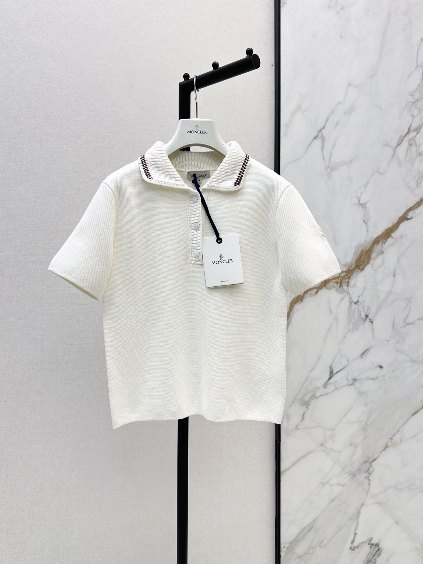 NO:922155,Mc 26Ss————The latest age-reducing white Polo shirt for spring and summer is made of high-quality cotton fabric that is soft and breathable. The classic lapel has full color details. The cuff brand embroidery is low-key and advanced. The overall simplicity is elegant. It goes well with shorts or casual pants for sports and leisure. One color sml,,shorts,19860909Mc 26Ss————春夏最新款减龄白色Polo衫采用高品质棉质面料柔软透气 经典翻领彩色细节满分 袖口品牌刺绣 低调又高级整体简约大方 运动休闲搭配短裤或休闲裤都很赞 一色sml,,shorts,,Women's clothing
