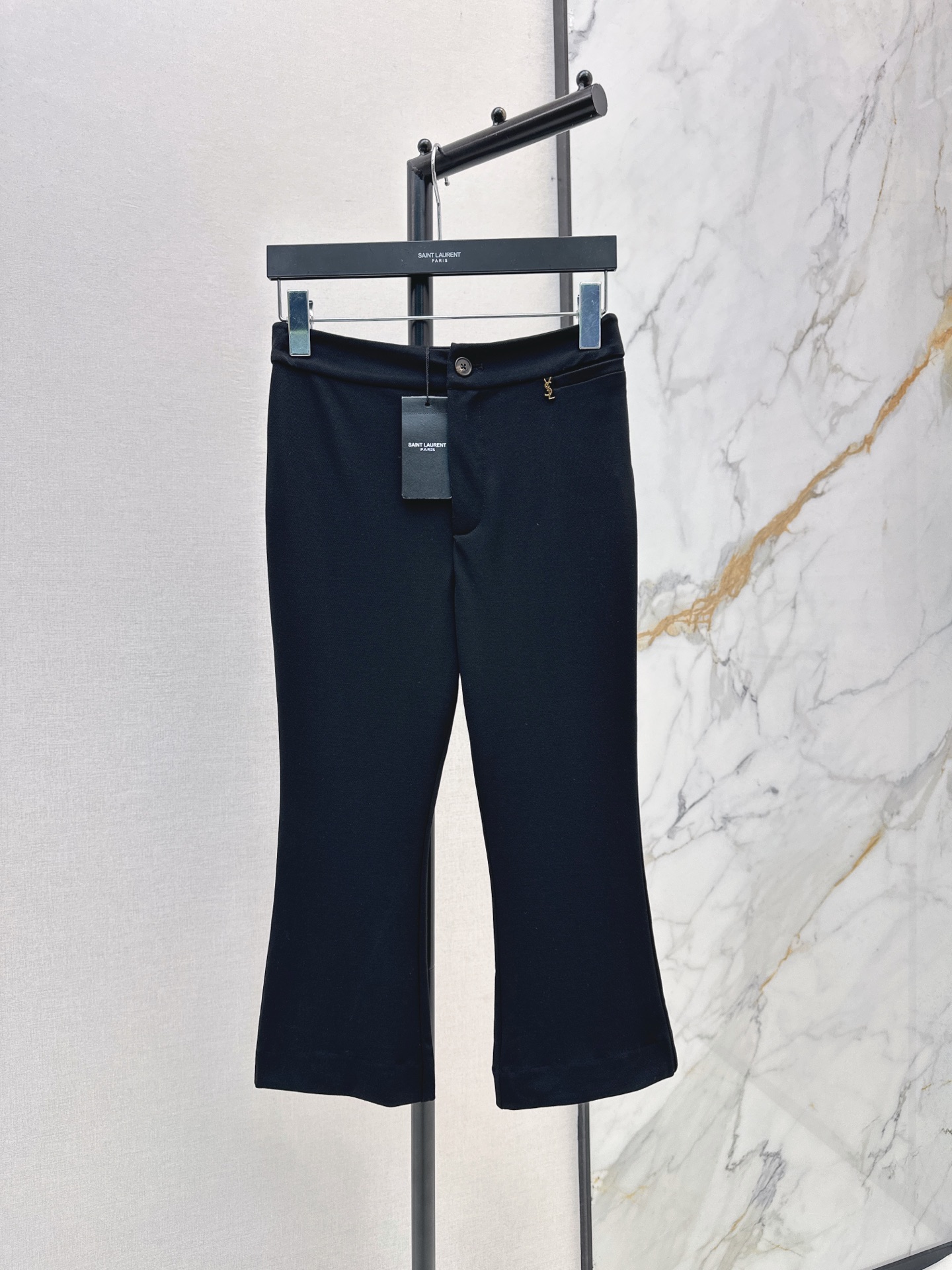 NO:922148,High-scoring item SLP 26Ss————The latest classic hardware contrasting color three-point leggings for spring and summer. This year’s most versatile item. The trousers are slightly flared and tight to cover the hips. The fabric is elastic and comfortable enough to be worn as leggings. The upper body has bamboo legs and is versatile enough. The logo hardware is very eye-catching. One color sml,, loro piana,19860909高分单品 SLP 26Ss————春夏最新款经典五金撞色七分打底裤今年最In的百搭单品 裤脚微喇紧身包臀版型 面料有弹性舒服到可以当打底裤穿哦 上身就是竹竿腿并且足够百搭 logo五金很吸睛感 一色sml,,loro piana,,Women's clothing