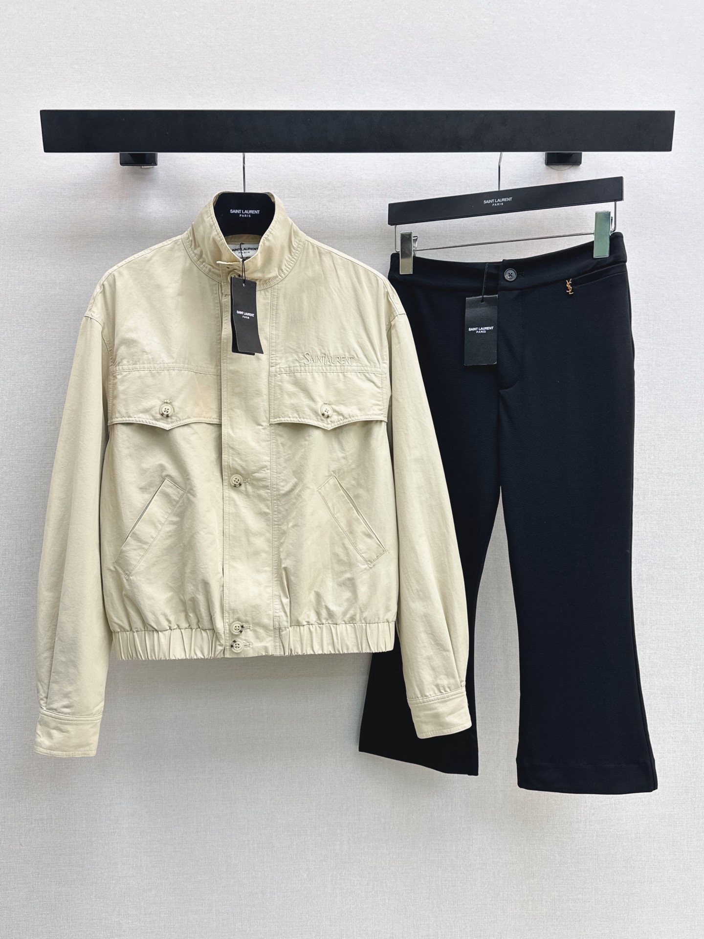 NO:922141,Exclusive first release SLP 26Ss————The latest spring and summer jacket with good looks. Relaxed and stylish. Letters embroidered on the chest. The entire upper body is energetic. It has a casual and handsome temperament. It can be sweet or salty. One color sml,,loro piana,jackets & coats,jackets & coats,19860909独家首发 SLP 26Ss————春夏最新款颜值敲扛打的夹克外套 松弛有度 实实在在的时髦感 胸前字母刺绣装饰 整个版型上身精气神 自带休闲帅气气质 可甜可盐 一色sml,,loro piana,jackets & coats,jackets & coats,,Women's clothing