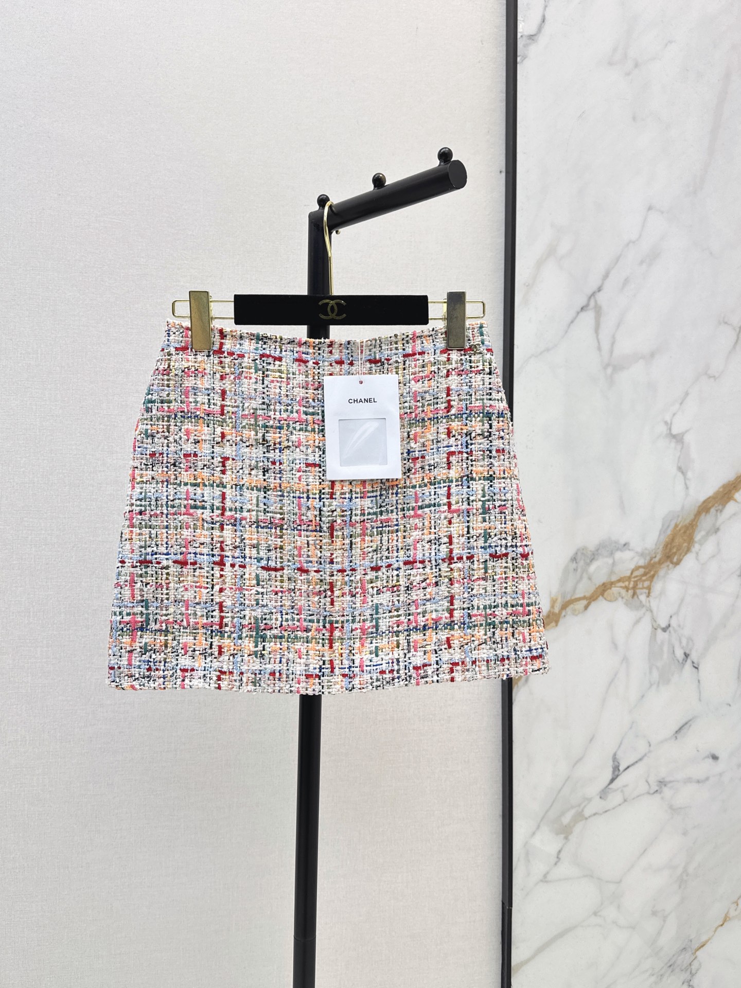 NO:922133,The same style as the catwalk, C Home 26Ss - the latest lady-style tweed suit for autumn and winter. Contrast color trimmed V-neck woven jacket + A-line skirt. An aura suit. A look that highlights the perfect figure. Made of woven tweed fabric developed by yb. It is matched with molded custom buttons. It is very high-end and not tacky at all. One color sml, chanel, skirts, jackets & coats,19860909走秀同款 C家 26Ss————秋冬最新款名媛风气质粗呢套装 撞色镶边V领编织外套+A字半裙 敲有气场的一套 凸显完美身材的Look～ 采用yb开发的编织粗呢面料 搭配开模定制纽扣 很高级 一点也不俗气 一色sml,,chanel,skirts,jackets & coats,,Women's clothing