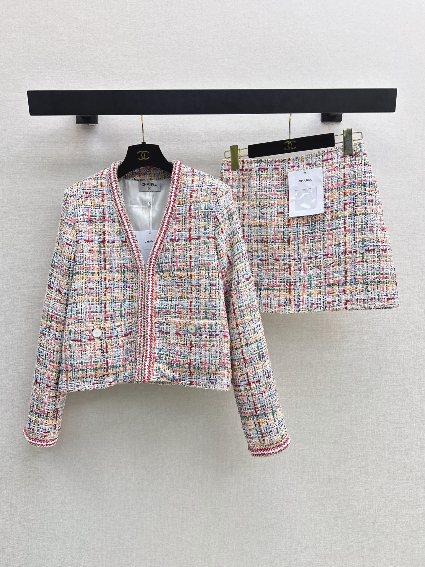 NO:922125,The same style as the catwalk, C Home 26Ss - the latest lady-style tweed suit for autumn and winter. Contrasting color trimmed V-neck woven jacket + A-line skirt. An aura suit. A look that highlights the perfect figure~ Made of woven tweed fabric developed by yb. It is matched with molded custom buttons. It is very high-end and not tacky at all. One-color sml jacket, chanel, skirts, jackets & coats,19860909走秀同款 C家 26Ss————秋冬最新款名媛风气质粗呢套装 撞色镶边V领编织外套+A字半裙 敲有气场的一套 凸显完美身材的Look～ 采用yb开发的编织粗呢面料 搭配开模定制纽扣 很高级 一点也不俗气 一色sml  外套,,chanel,skirts,jackets & coats,,Women's clothing